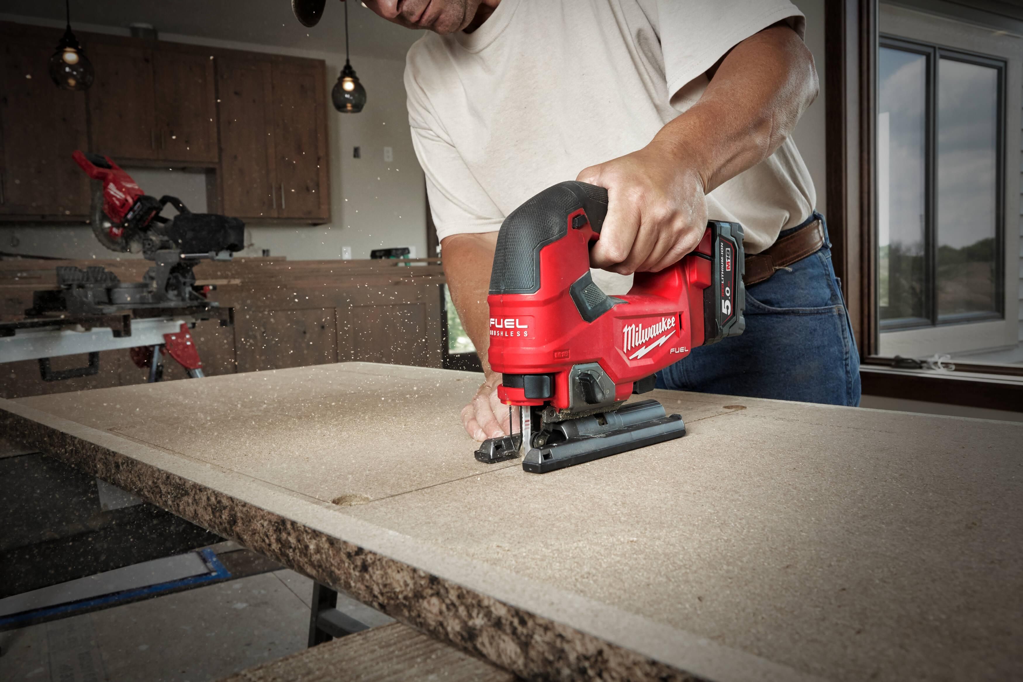 https://api.mastertools.nl/media/catalog/product/cache/4ac98b0d5e81b56bd000310ba88c60e0/m/i/milwaukee-m18-fjs-502x-accu-decoupeerzaag-25mm-18v-5_0ah-li-ion-m18-fueltm-in-hd-box-4933464727-4058546226725-mastertools_nl-15.jpg
