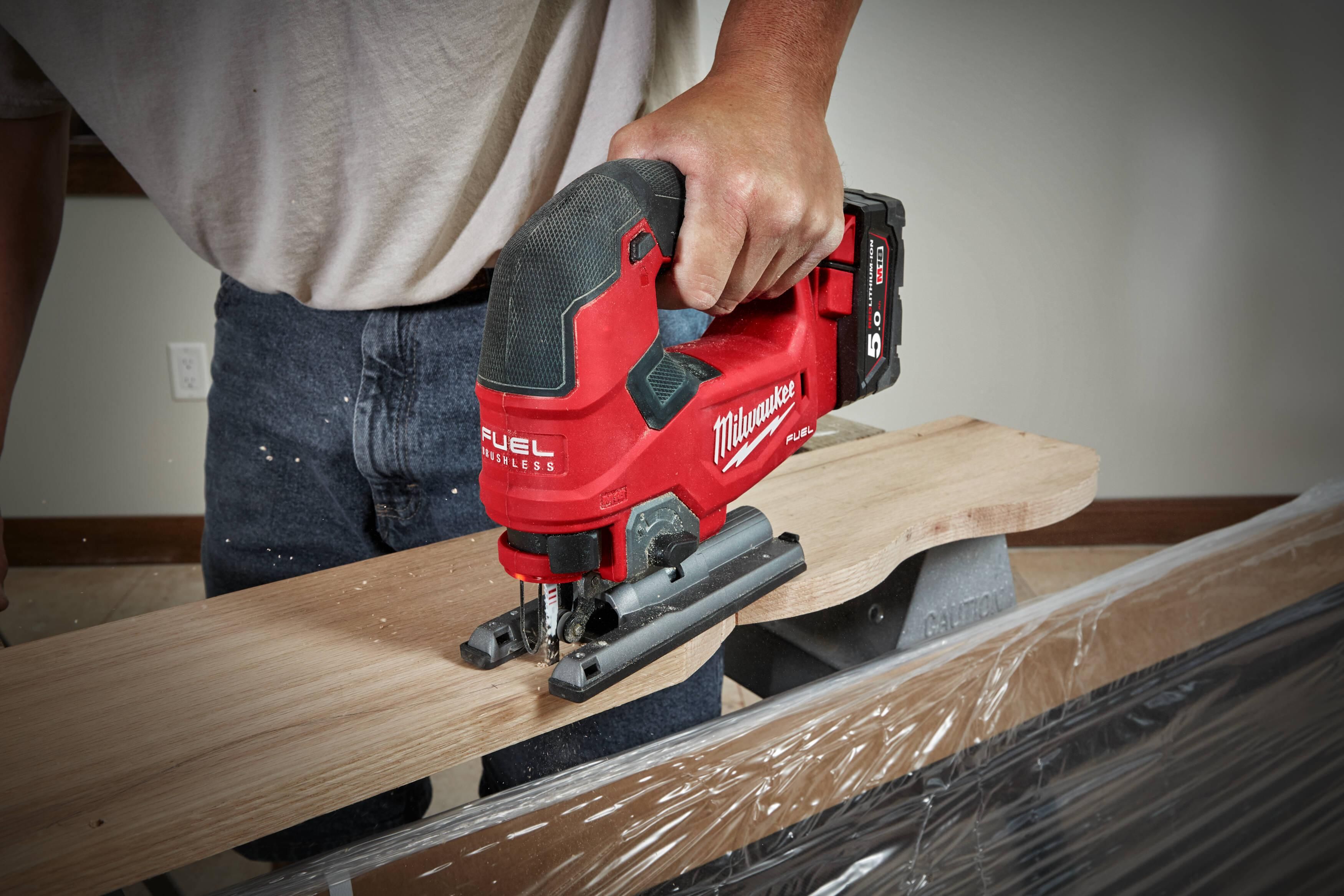 https://api.mastertools.nl/media/catalog/product/cache/4ac98b0d5e81b56bd000310ba88c60e0/m/i/milwaukee-m18-fjs-502x-accu-decoupeerzaag-25mm-18v-5_0ah-li-ion-m18-fueltm-in-hd-box-4933464727-4058546226725-mastertools_nl-17.jpg