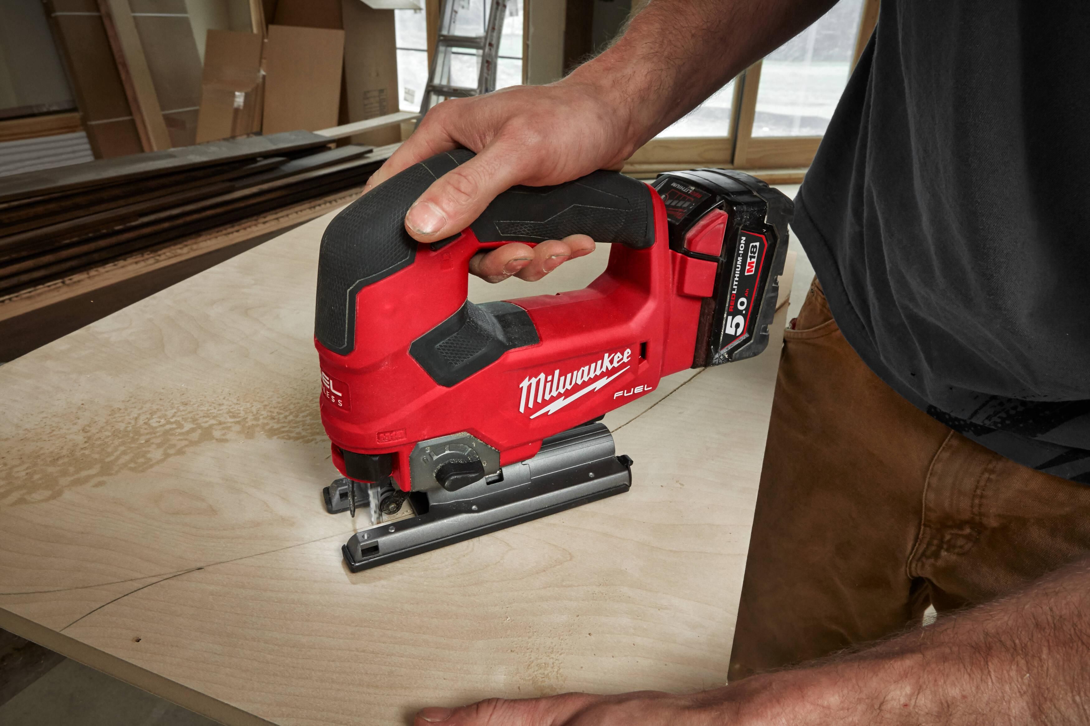 https://api.mastertools.nl/media/catalog/product/cache/4ac98b0d5e81b56bd000310ba88c60e0/m/i/milwaukee-m18-fjs-502x-accu-decoupeerzaag-25mm-18v-5_0ah-li-ion-m18-fueltm-in-hd-box-4933464727-4058546226725-mastertools_nl-8.jpg