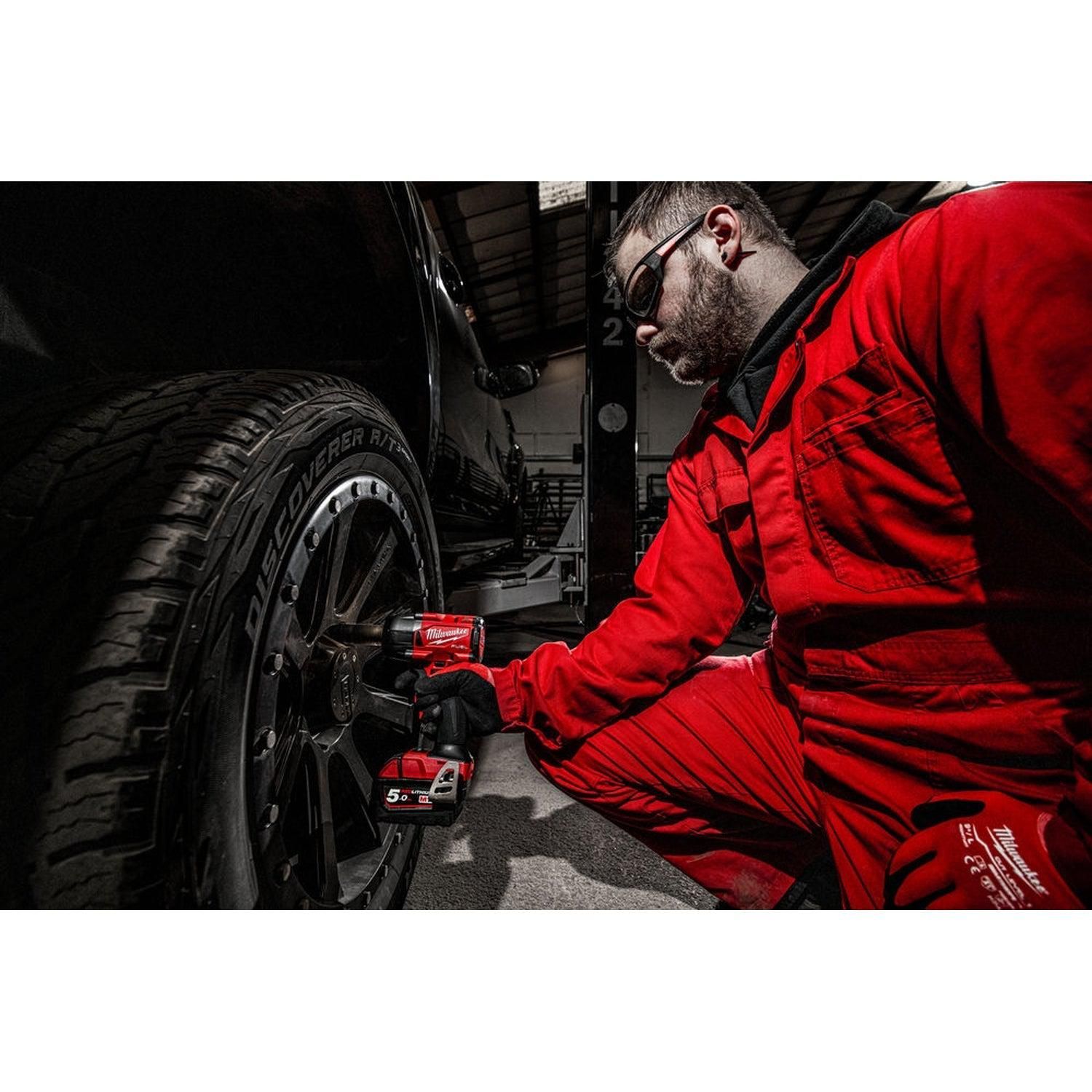 https://api.mastertools.nl/media/catalog/product/cache/4ac98b0d5e81b56bd000310ba88c60e0/m/i/milwaukee-m18-fmtiw2p12-502x-accu-slagmoersleutel-12-5_0ah-in-hd-box-4058546346447-mastertools_nl-3.jpg