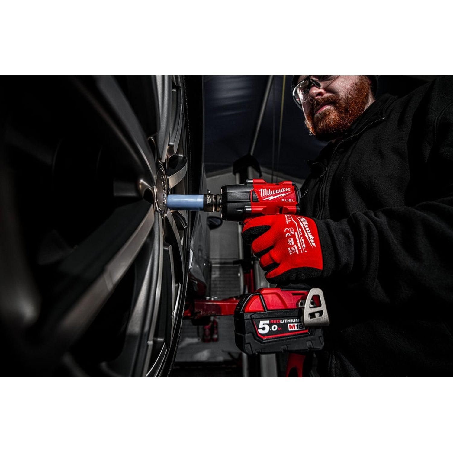 https://api.mastertools.nl/media/catalog/product/cache/4ac98b0d5e81b56bd000310ba88c60e0/m/i/milwaukee-m18-fmtiw2p12-502x-accu-slagmoersleutel-12-5_0ah-in-hd-box-4058546346447-mastertools_nl-4.jpg