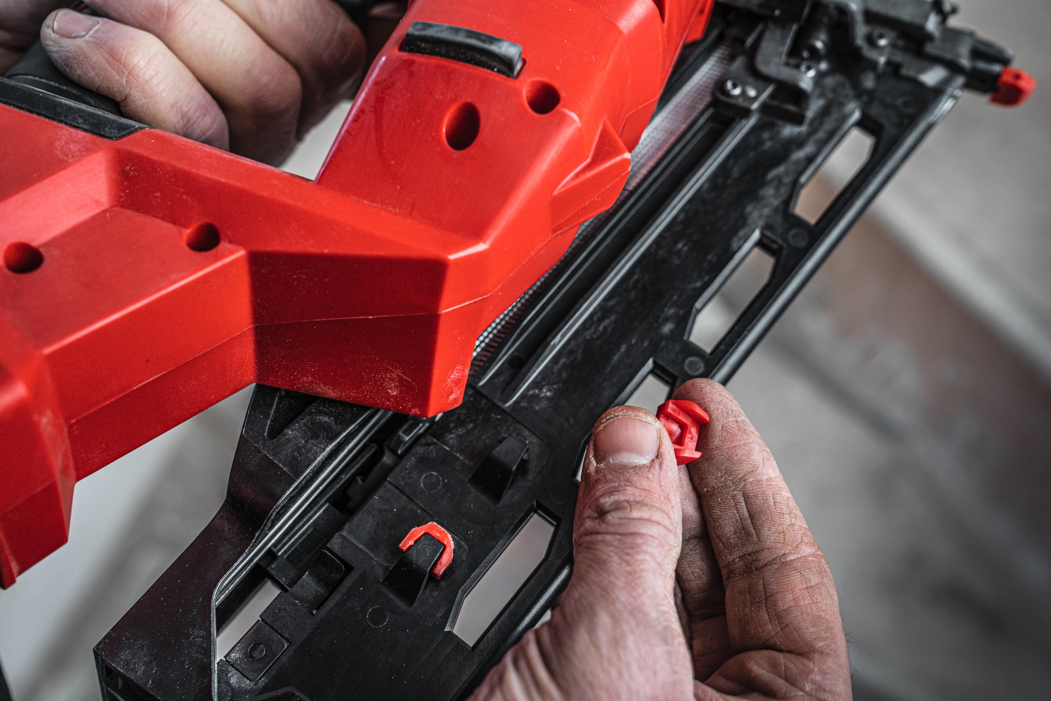 https://api.mastertools.nl/media/catalog/product/cache/4ac98b0d5e81b56bd000310ba88c60e0/m/i/milwaukee-m18-fn16ga-202x-accu-afwerkingstacker-16ga-18v-2_0ah-in-hd-box-4933478092-4058546340254-mastertools_nl-8.jpg
