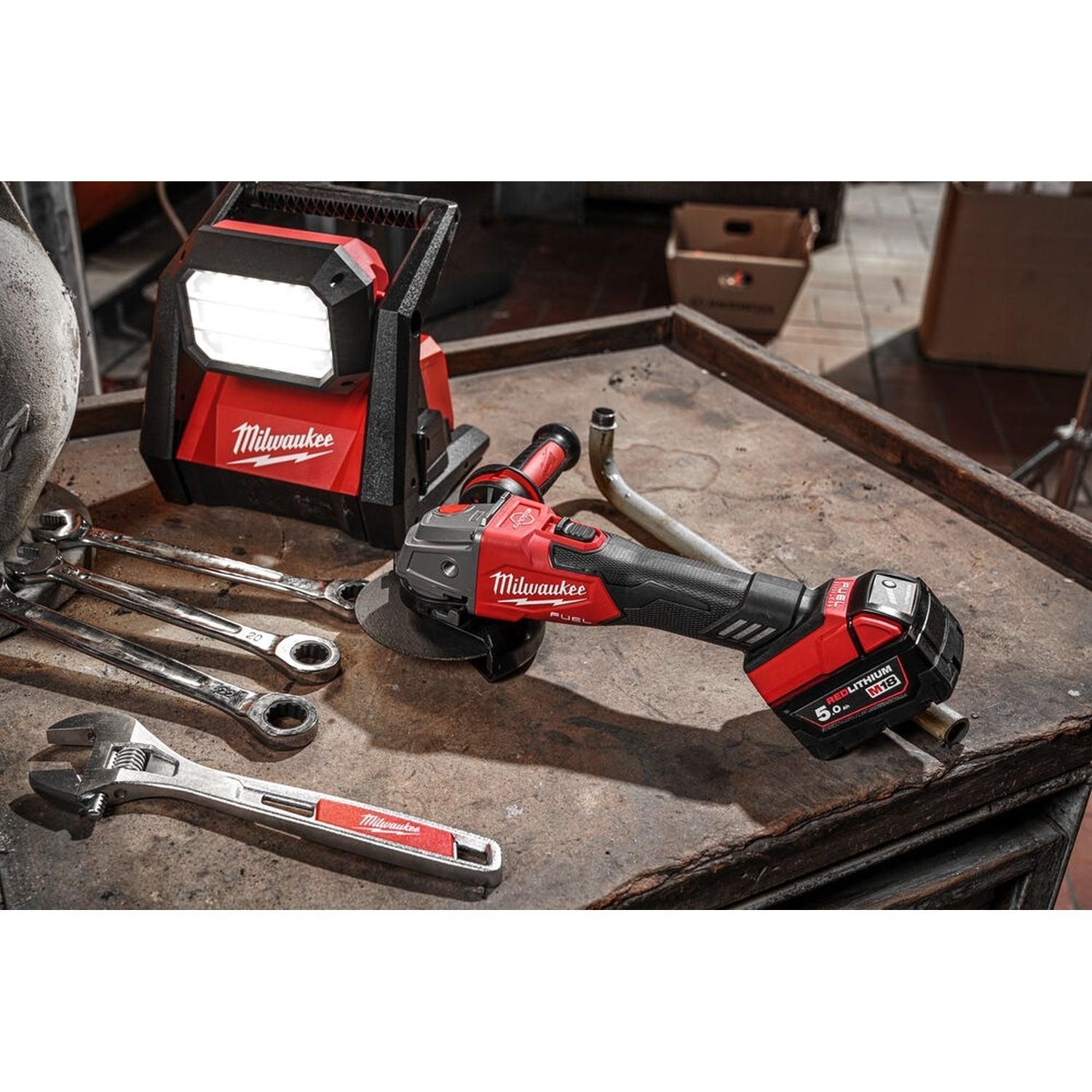 https://api.mastertools.nl/media/catalog/product/cache/4ac98b0d5e81b56bd000310ba88c60e0/m/i/milwaukee-m18-fsag125xb-0x-accu-haakse-slijper-125mm-18v-basic-body-in-hd-box-4933478429-4058546346201-mastertools_nl-5.jpg