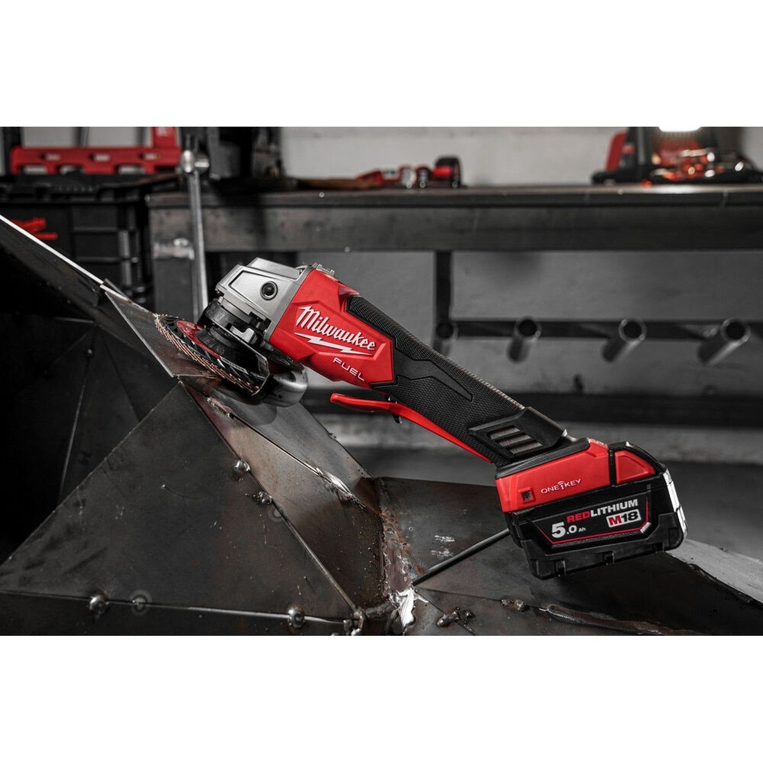 https://api.mastertools.nl/media/catalog/product/cache/4ac98b0d5e81b56bd000310ba88c60e0/m/i/milwaukee-m18-onefsag125xpdb-502x-accu-haakse-slijper-125mm-5_0ah-in-hd-box-4058546346263-mastertools_nl-4.jpg