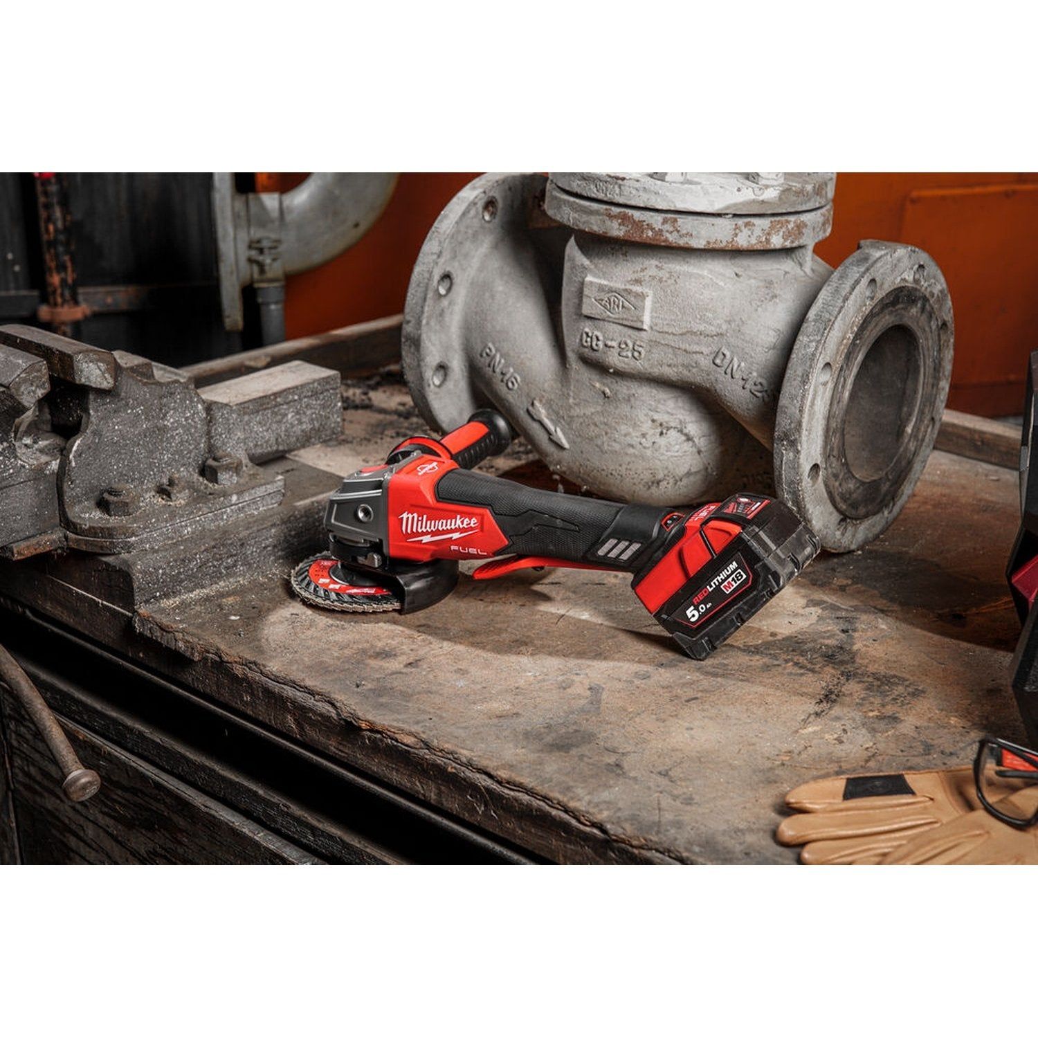 https://api.mastertools.nl/media/catalog/product/cache/4ac98b0d5e81b56bd000310ba88c60e0/m/i/milwaukee-m18-onefsag125xpdb-502x-accu-haakse-slijper-125mm-5_0ah-in-hd-box-4058546346263-mastertools_nl-6.jpg