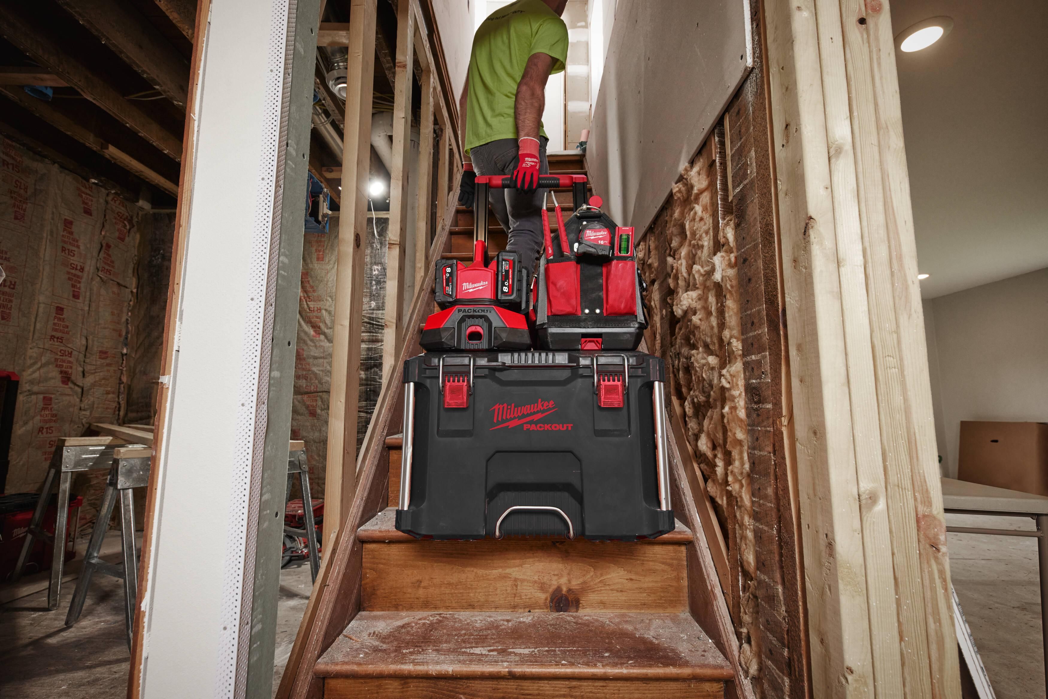 https://api.mastertools.nl/media/catalog/product/cache/4ac98b0d5e81b56bd000310ba88c60e0/m/i/milwaukee-m18-pc6-packouttm-dual-bay-snellader-18v-4932480162-4058546404475-mastertools_nl-11.jpg