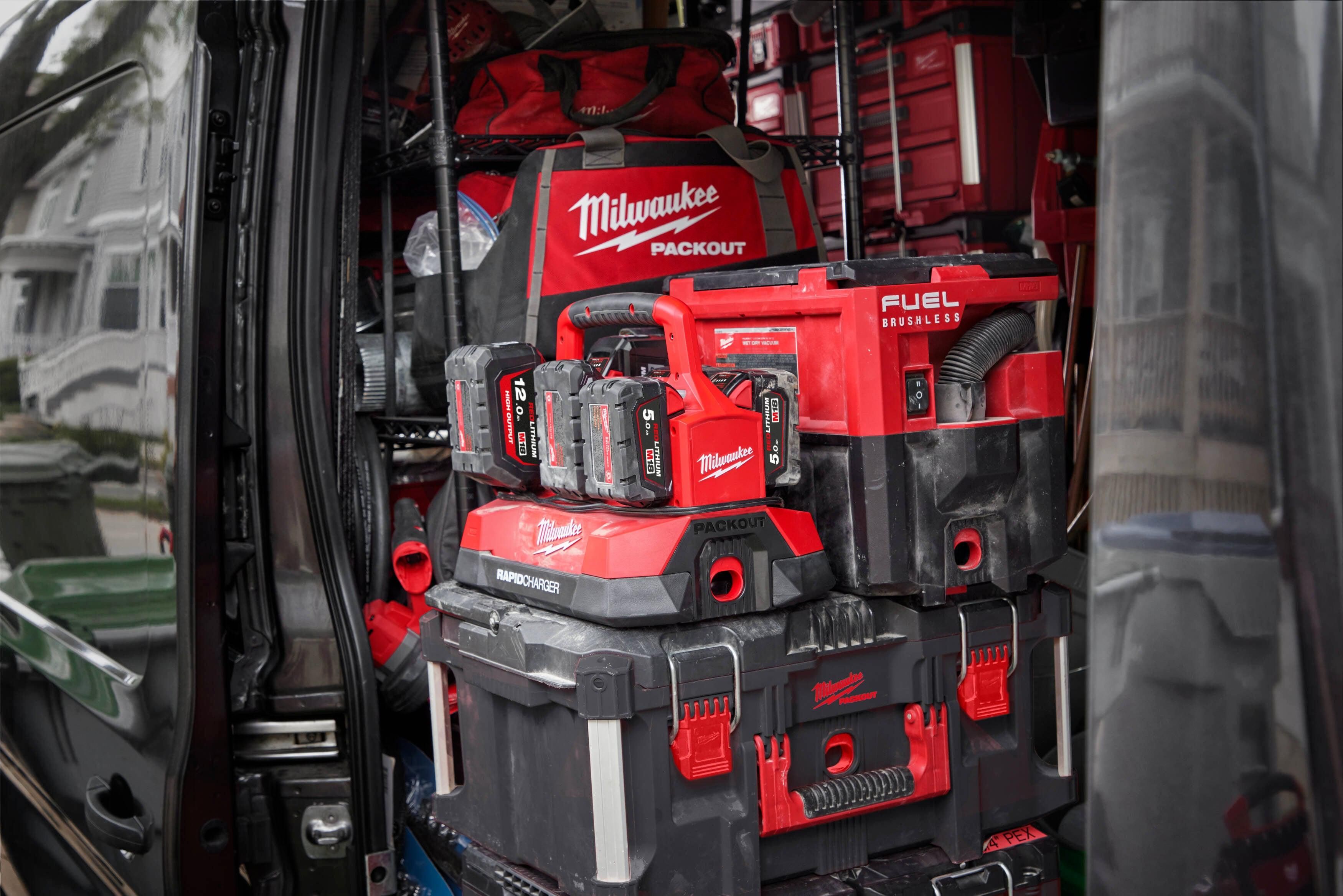 https://api.mastertools.nl/media/catalog/product/cache/4ac98b0d5e81b56bd000310ba88c60e0/m/i/milwaukee-m18-pc6-packouttm-dual-bay-snellader-18v-4932480162-4058546404475-mastertools_nl-12.jpg