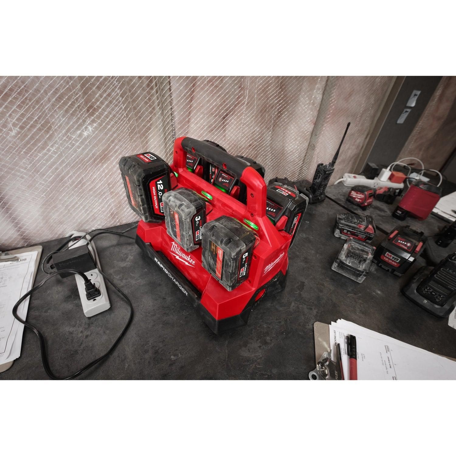 https://api.mastertools.nl/media/catalog/product/cache/4ac98b0d5e81b56bd000310ba88c60e0/m/i/milwaukee-m18-pc6-packouttm-dual-bay-snellader-18v-4932480162-4058546404475-mastertools_nl-7.jpg