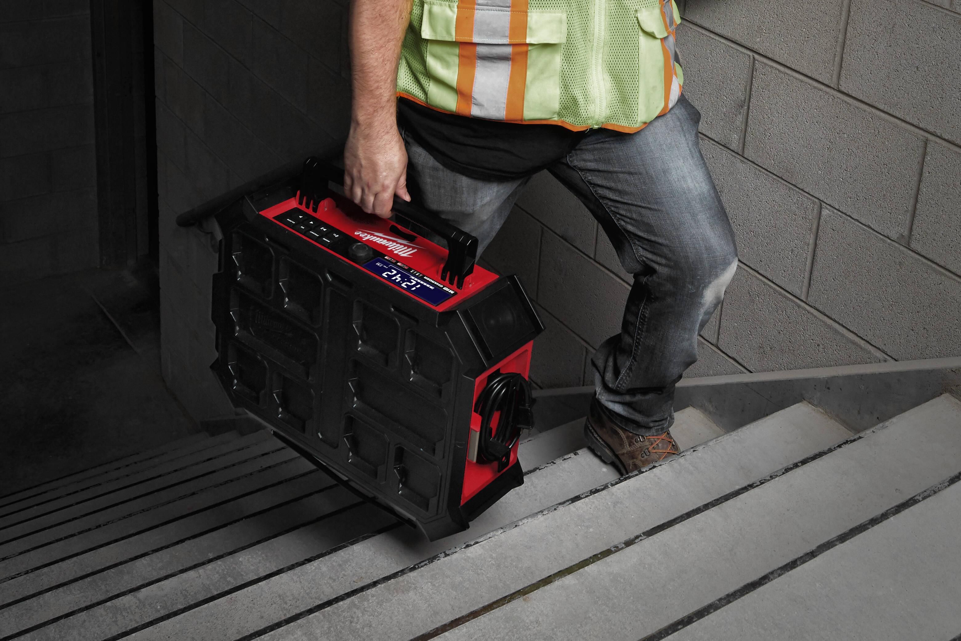 https://api.mastertools.nl/media/catalog/product/cache/4ac98b0d5e81b56bd000310ba88c60e0/m/i/milwaukee-m18-prcdabtm-packouttm-radiolader-18v-basic-body-4933472112-4058546325084-mastertools_nl-15.jpg