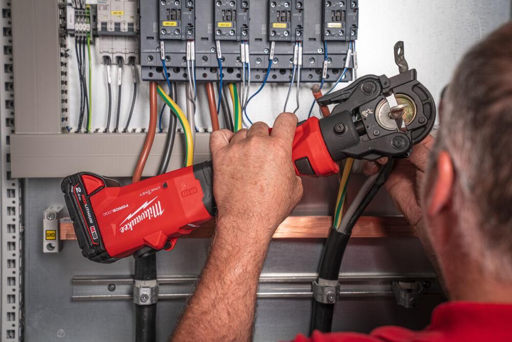 https://api.mastertools.nl/media/catalog/product/cache/4ac98b0d5e81b56bd000310ba88c60e0/m/i/milwaukee-m18tm-onehcct60-202c-force-logictm-60-kn-accu-kabelkrimptang-18v-20ah-in-koffer-4933479684-4058546374785-mastertools_nl-4.jpg