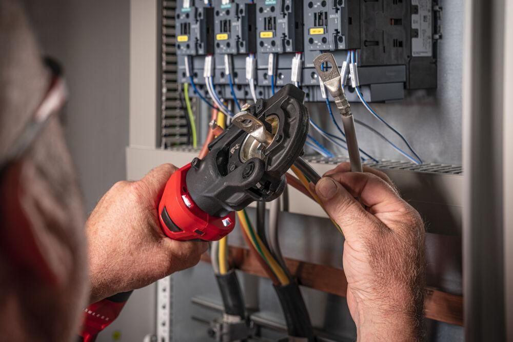 https://api.mastertools.nl/media/catalog/product/cache/4ac98b0d5e81b56bd000310ba88c60e0/m/i/milwaukee-m18tm-onehcct60-202c-force-logictm-60-kn-accu-kabelkrimptang-18v-20ah-in-koffer-4933479684-4058546374785-mastertools_nl-5.jpg