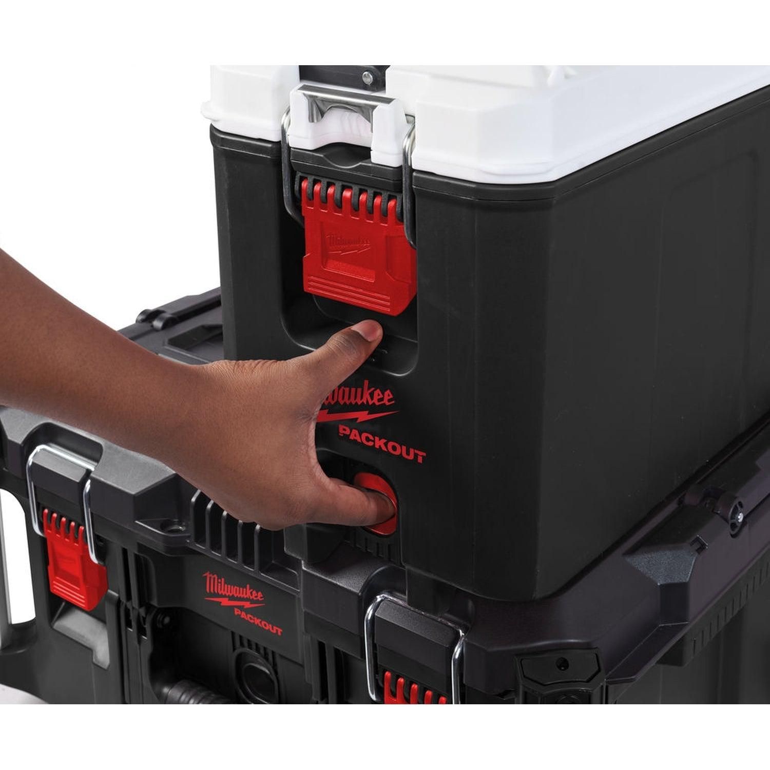 https://api.mastertools.nl/media/catalog/product/cache/4ac98b0d5e81b56bd000310ba88c60e0/m/i/milwaukee-packout-hard-cooler-koelbox-4932471722-4058546296216-mastertools_nl-3.jpg