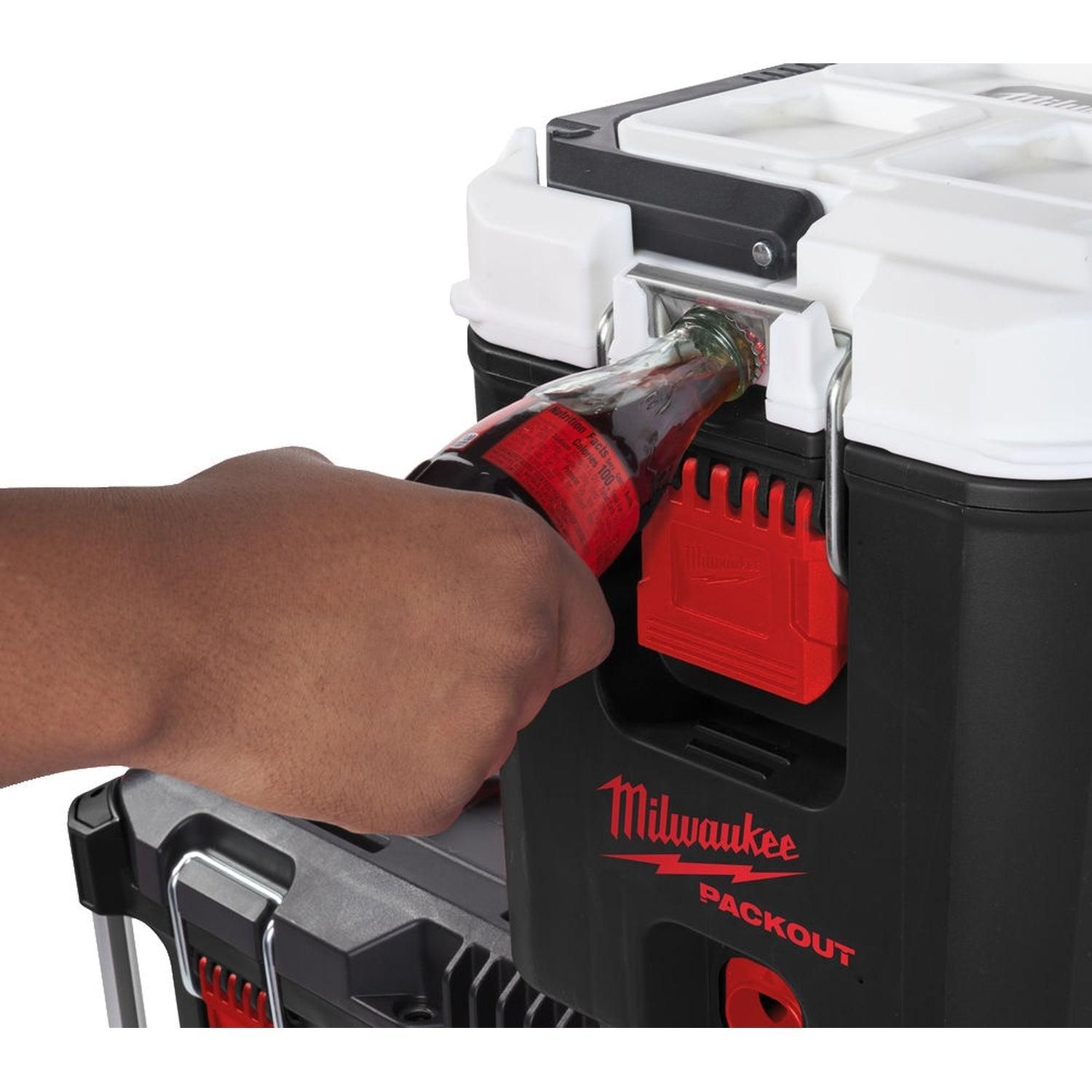 https://api.mastertools.nl/media/catalog/product/cache/4ac98b0d5e81b56bd000310ba88c60e0/m/i/milwaukee-packout-hard-cooler-koelbox-4932471722-4058546296216-mastertools_nl-4.jpg
