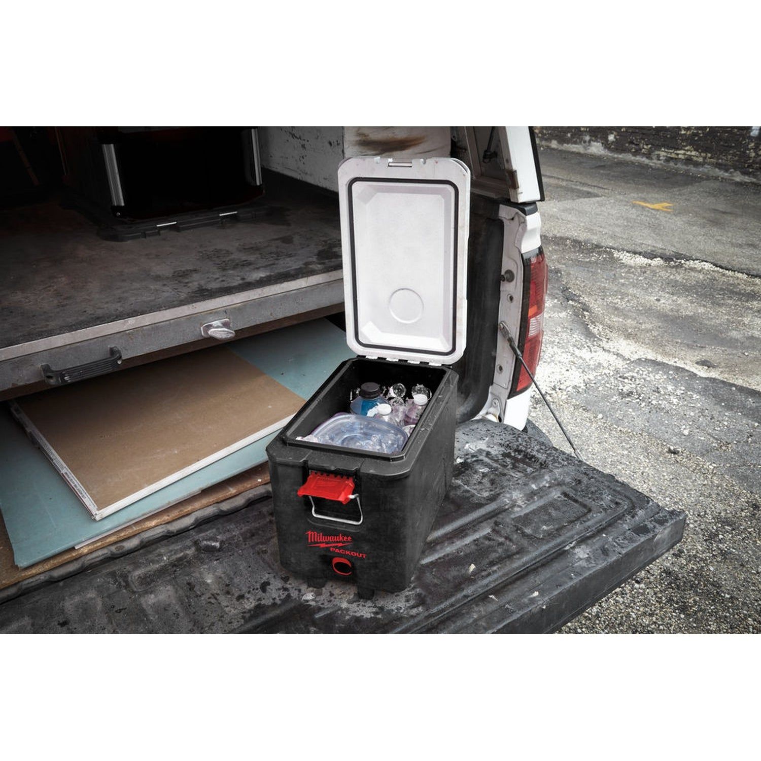 https://api.mastertools.nl/media/catalog/product/cache/4ac98b0d5e81b56bd000310ba88c60e0/m/i/milwaukee-packout-hard-cooler-koelbox-4932471722-4058546296216-mastertools_nl-8.jpg