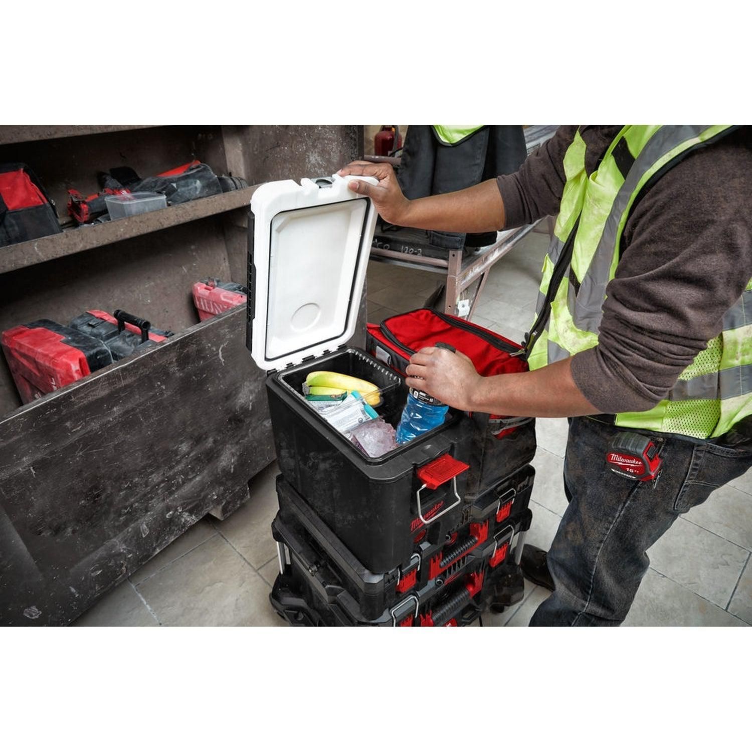 https://api.mastertools.nl/media/catalog/product/cache/4ac98b0d5e81b56bd000310ba88c60e0/m/i/milwaukee-packout-hard-cooler-koelbox-4932471722-4058546296216-mastertools_nl-9.jpg