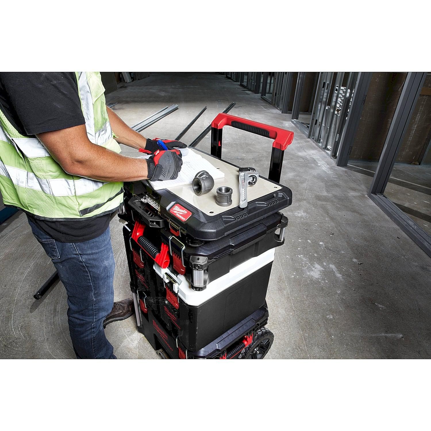https://api.mastertools.nl/media/catalog/product/cache/4ac98b0d5e81b56bd000310ba88c60e0/m/i/milwaukee-packouttm-aanpasbaar-werkoppervlak-4932472128-4058546325244-mastertools_nl-6.jpg
