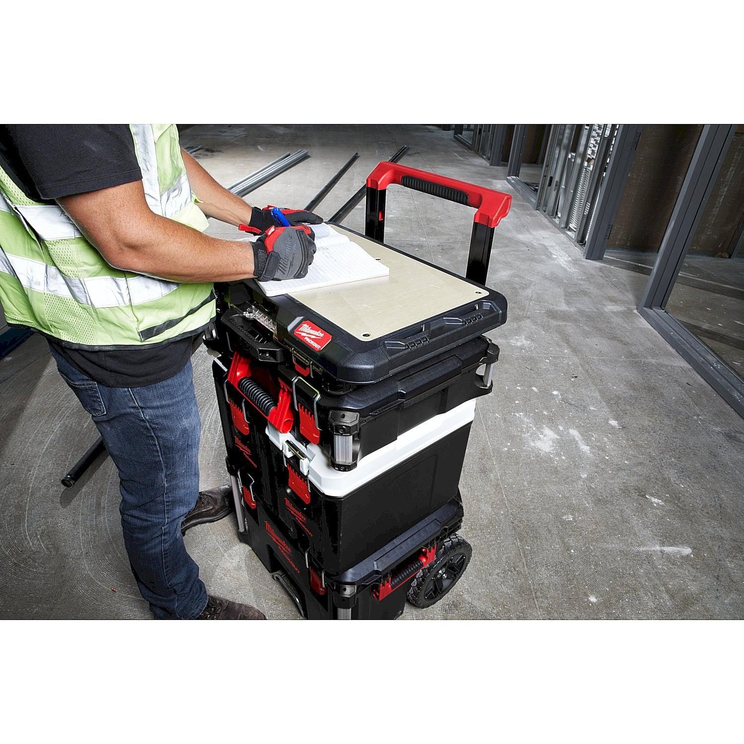 https://api.mastertools.nl/media/catalog/product/cache/4ac98b0d5e81b56bd000310ba88c60e0/m/i/milwaukee-packouttm-aanpasbaar-werkoppervlak-4932472128-4058546325244-mastertools_nl-8.jpg