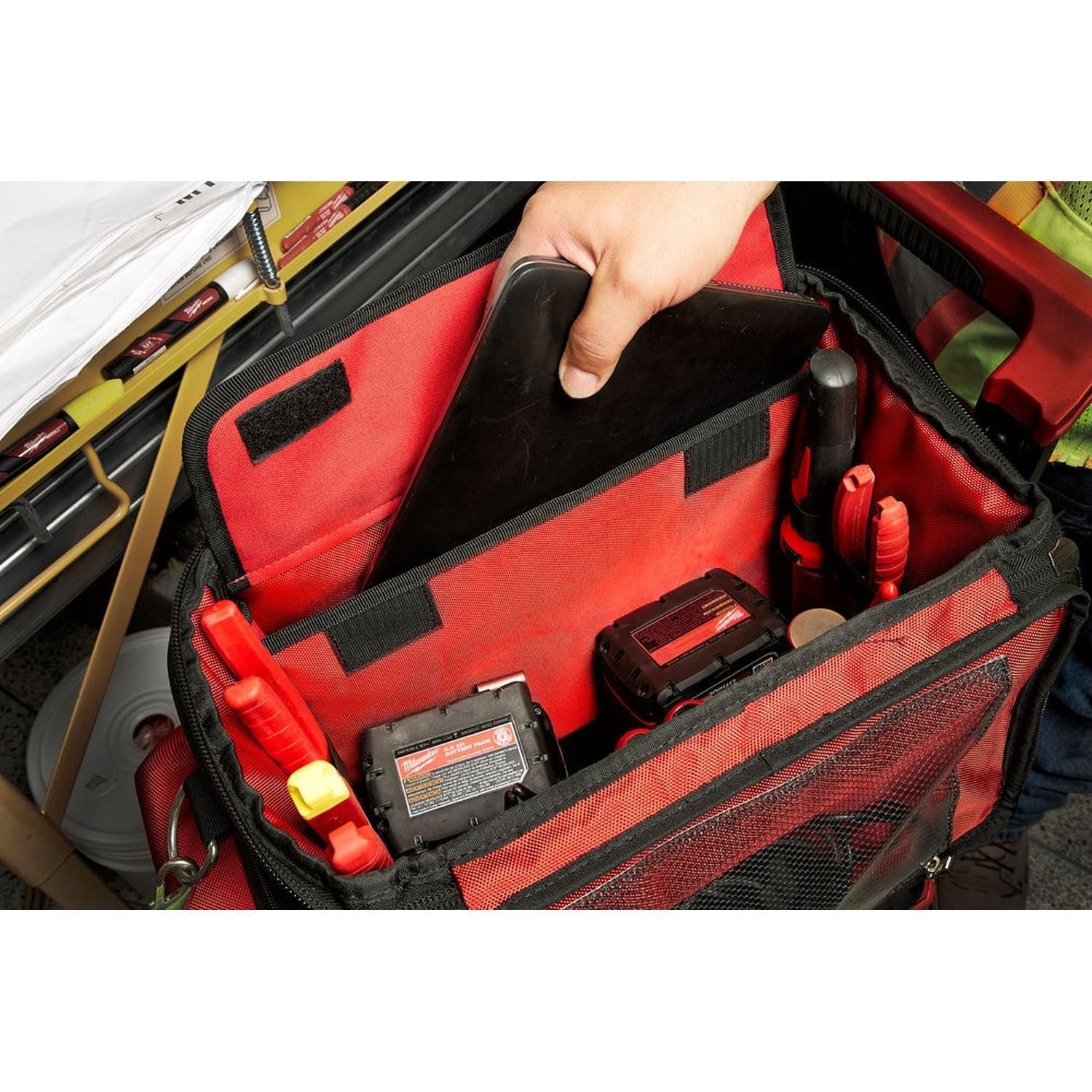https://api.mastertools.nl/media/catalog/product/cache/4ac98b0d5e81b56bd000310ba88c60e0/m/i/milwaukee-packouttm-tech-bag-packout-tech-bag-1-st-4932471130-4058546287580-mastertools_nl-5.jpg
