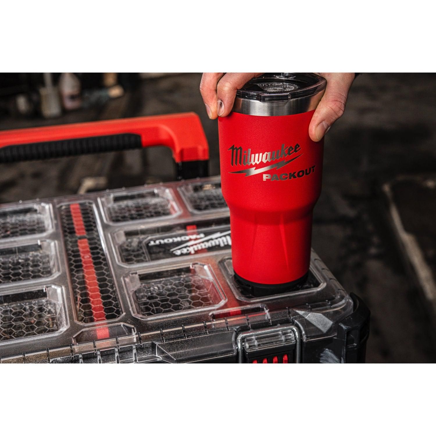 https://api.mastertools.nl/media/catalog/product/cache/4ac98b0d5e81b56bd000310ba88c60e0/m/i/milwaukee-packouttm-thermosbeker-591ml-rood-4932479074-4058546368685-mastertools_nl-2.jpg