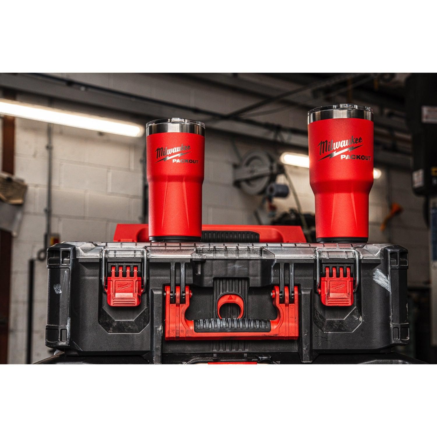 https://api.mastertools.nl/media/catalog/product/cache/4ac98b0d5e81b56bd000310ba88c60e0/m/i/milwaukee-packouttm-thermosbeker-591ml-rood-4932479074-4058546368685-mastertools_nl-4.jpg