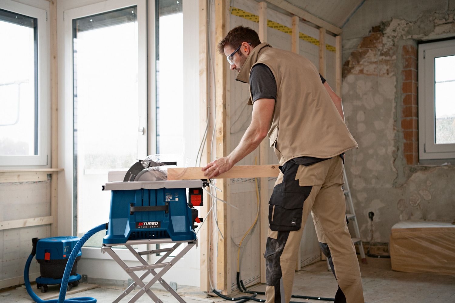 https://api.mastertools.nl/media/catalog/product/cache/4ac98b0d5e81b56bd000310ba88c60e0/o/3/o348085v186_gts_18v-216_application_70mm_kantholz_v2_3_t5.jpg