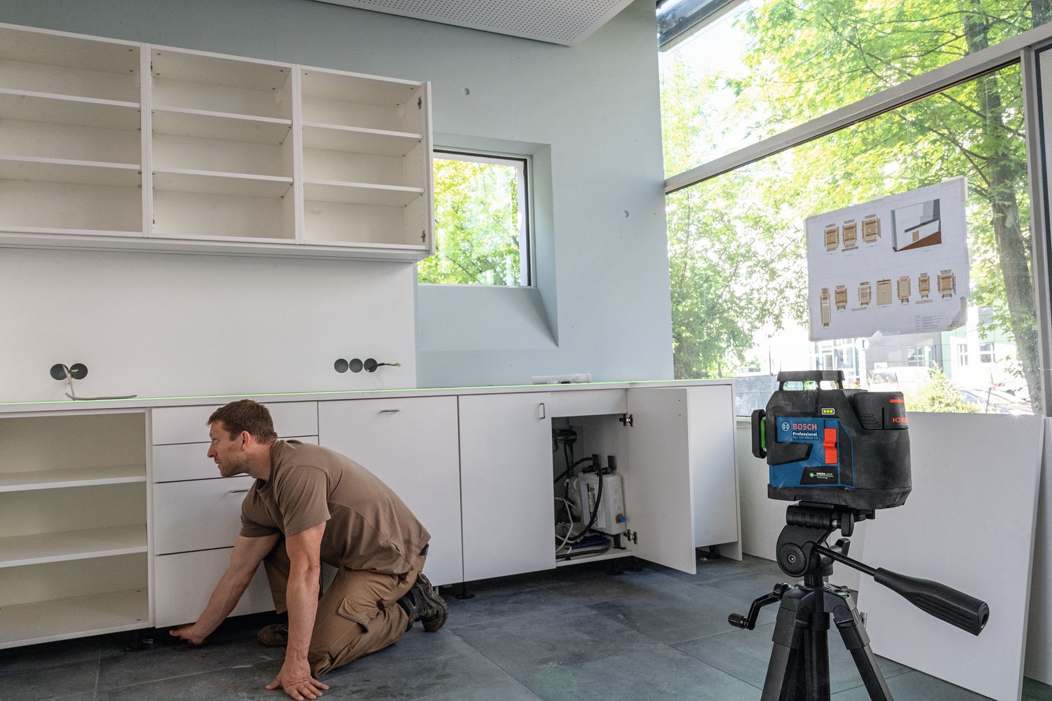 https://api.mastertools.nl/media/catalog/product/cache/4ac98b0d5e81b56bd000310ba88c60e0/o/4/o475498v15_gll_12v-100-33_cg_application_cabinet_alignment_t5.jpg
