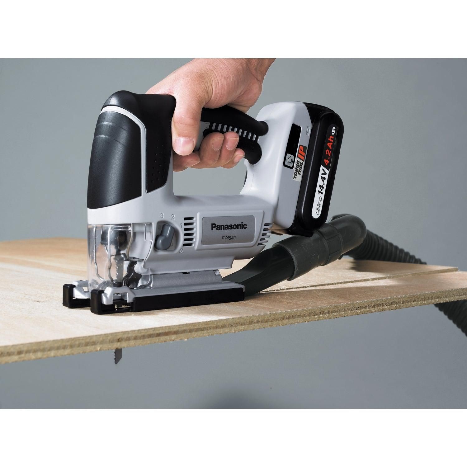 https://api.mastertools.nl/media/catalog/product/cache/4ac98b0d5e81b56bd000310ba88c60e0/p/a/panasonic-tools-ey4541x-accu-decoupeerzaag-14_4v-basic-body-5025232489329-mastertools_nl-3.jpg