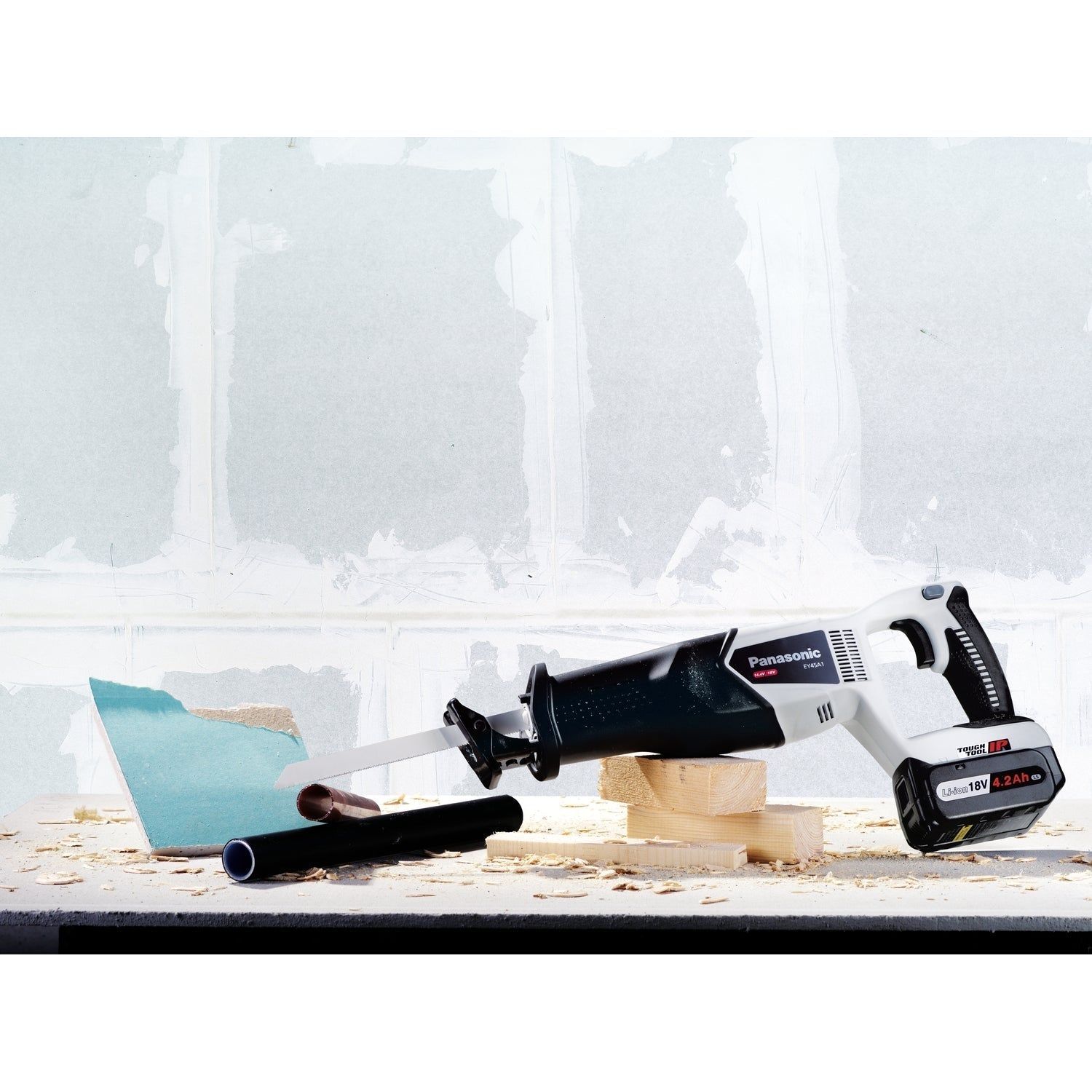 https://api.mastertools.nl/media/catalog/product/cache/4ac98b0d5e81b56bd000310ba88c60e0/p/a/panasonic-tools-ey45a1xt-accu-reciprozaag-14_4v18v-basic-body-5025232884537-mastertools_nl-3.jpg