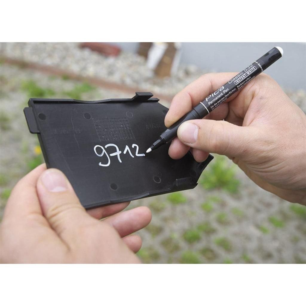 https://api.mastertools.nl/media/catalog/product/cache/4ac98b0d5e81b56bd000310ba88c60e0/p/i/pica-53252-permanent-pen-1-2mm-rond-wit-10st-pi53252-4260056154997-mastertools_nl-2.jpg