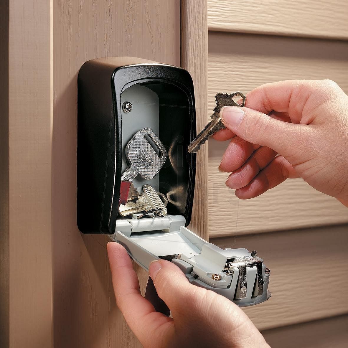 https://api.mastertools.nl/media/catalog/product/cache/4ac98b0d5e81b56bd000310ba88c60e0/s/f/sfeerimpressie-masterlock-5401d-1_1181_1181.jpg