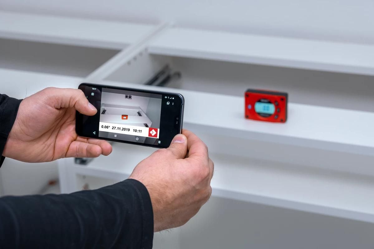 https://api.mastertools.nl/media/catalog/product/cache/4ac98b0d5e81b56bd000310ba88c60e0/s/o/sola-go-smart-digitale-waterpas-01483001-9002719039549-mastertools_nl-6.jpg