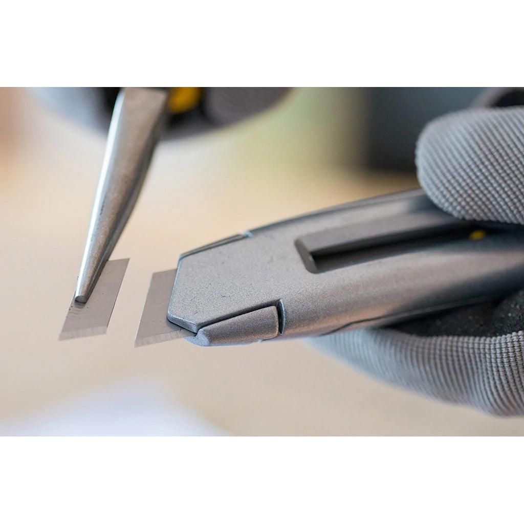 https://api.mastertools.nl/media/catalog/product/cache/4ac98b0d5e81b56bd000310ba88c60e0/s/t/stanley-1-10-018-interlock-afbreekmes-18mm-3253561100185-mastertools_nl-2.jpg