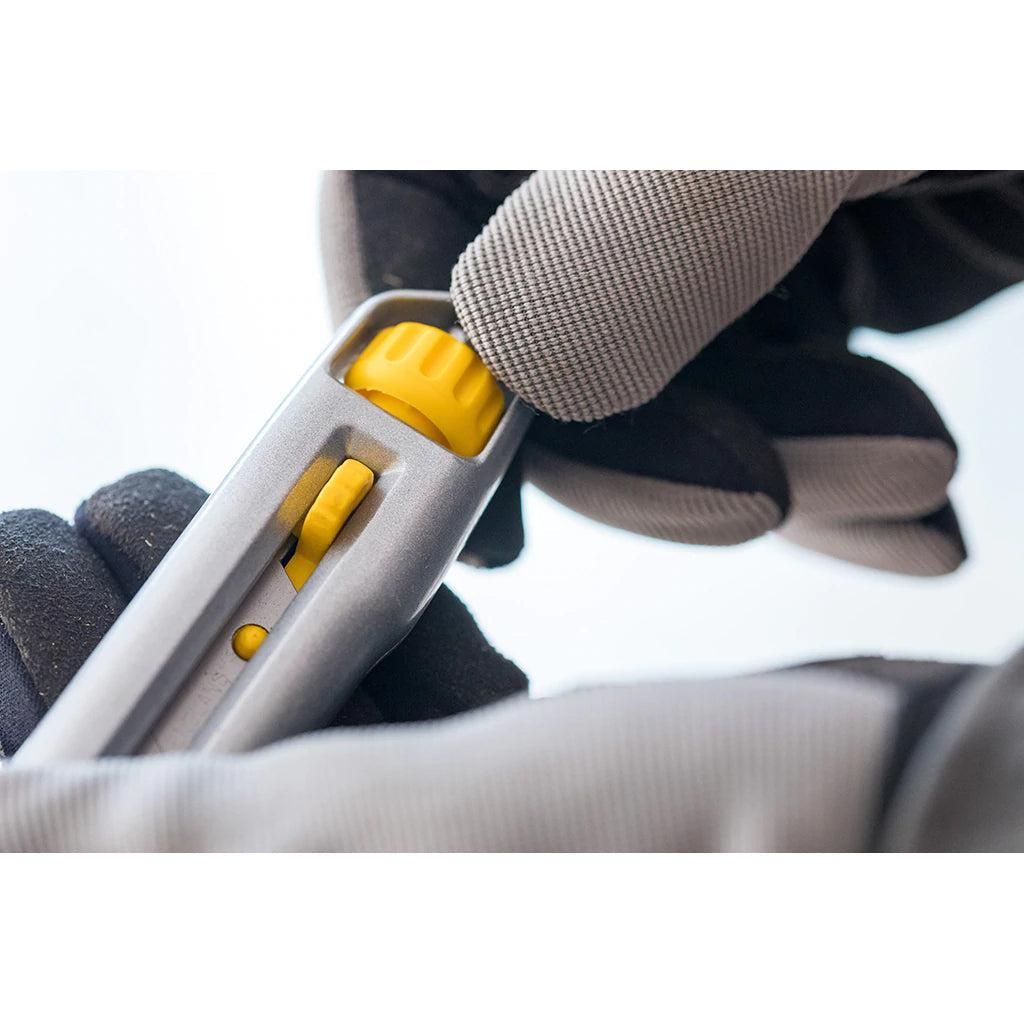 https://api.mastertools.nl/media/catalog/product/cache/4ac98b0d5e81b56bd000310ba88c60e0/s/t/stanley-1-10-018-interlock-afbreekmes-18mm-3253561100185-mastertools_nl-3.jpg