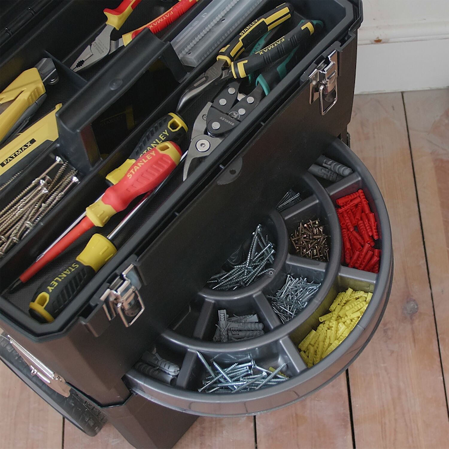 https://api.mastertools.nl/media/catalog/product/cache/4ac98b0d5e81b56bd000310ba88c60e0/s/t/stanley-1-93-968-mobile-work-center-2-in-1-3253561939686-mastertools_nl-5.jpg