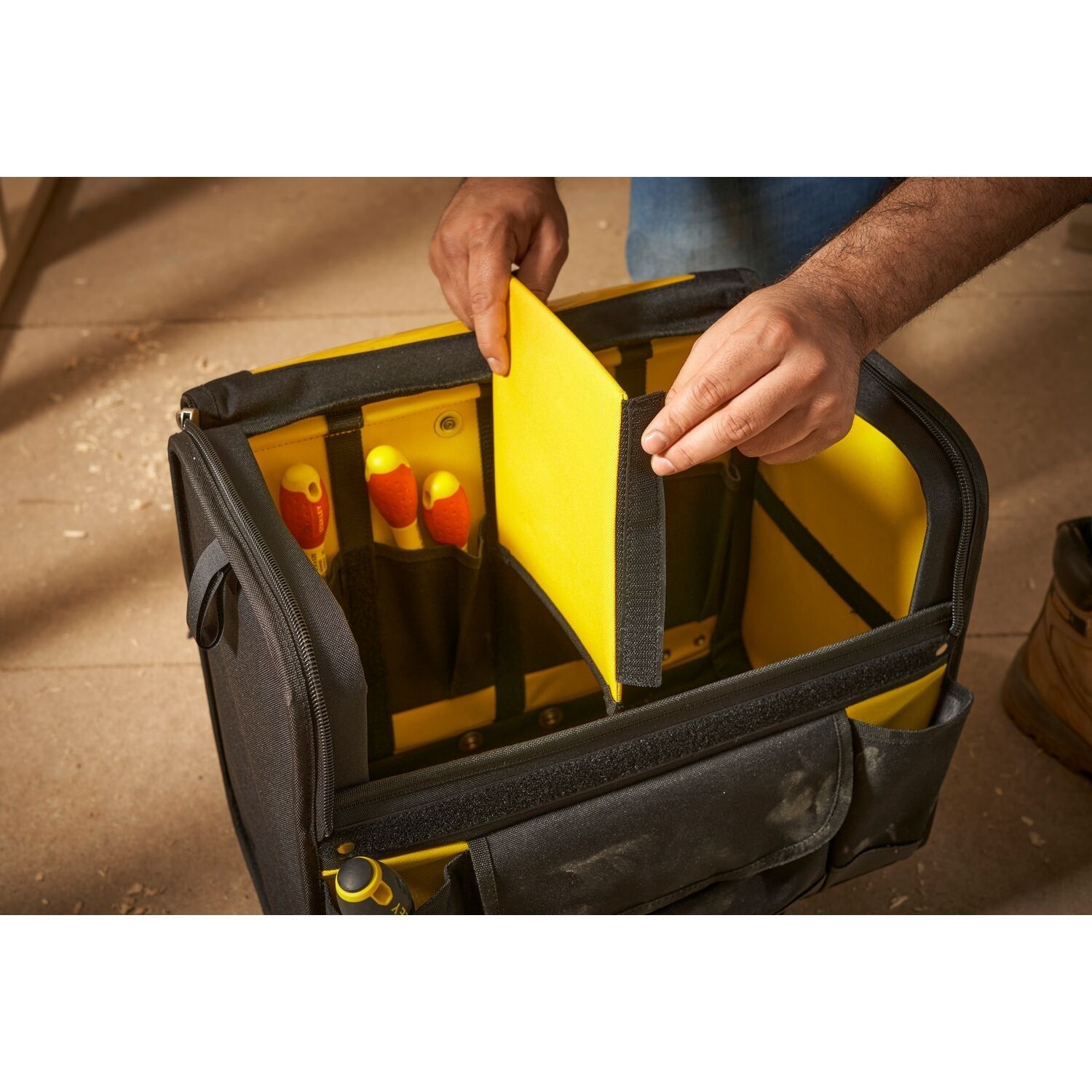 https://api.mastertools.nl/media/catalog/product/cache/4ac98b0d5e81b56bd000310ba88c60e0/s/t/stanley-1-97-515-gereedschaptas-18-met-wielen-1-97-515-3253561975158-mastertools_nl-4.jpg