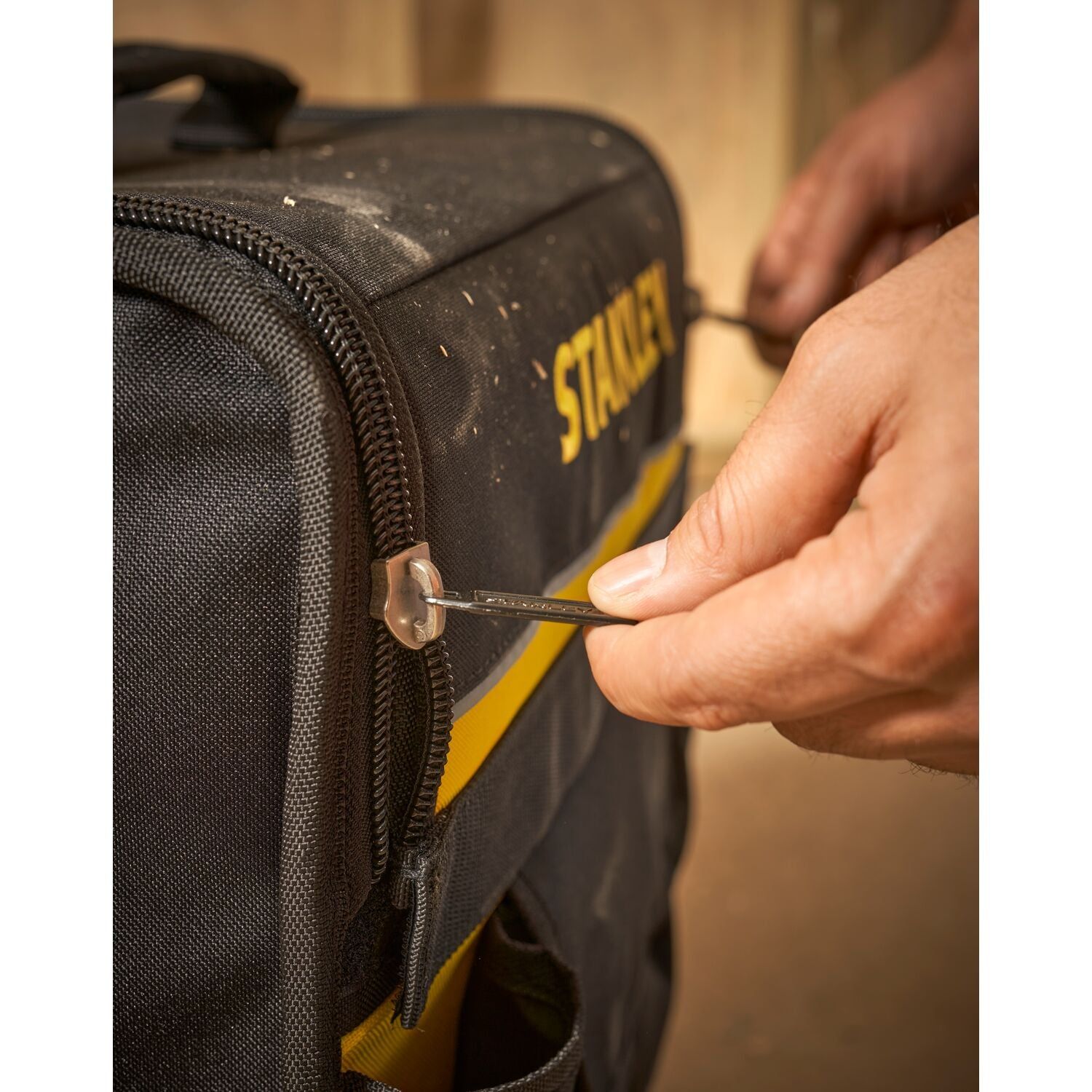 https://api.mastertools.nl/media/catalog/product/cache/4ac98b0d5e81b56bd000310ba88c60e0/s/t/stanley-1-97-515-gereedschaptas-18-met-wielen-1-97-515-3253561975158-mastertools_nl-5.jpg
