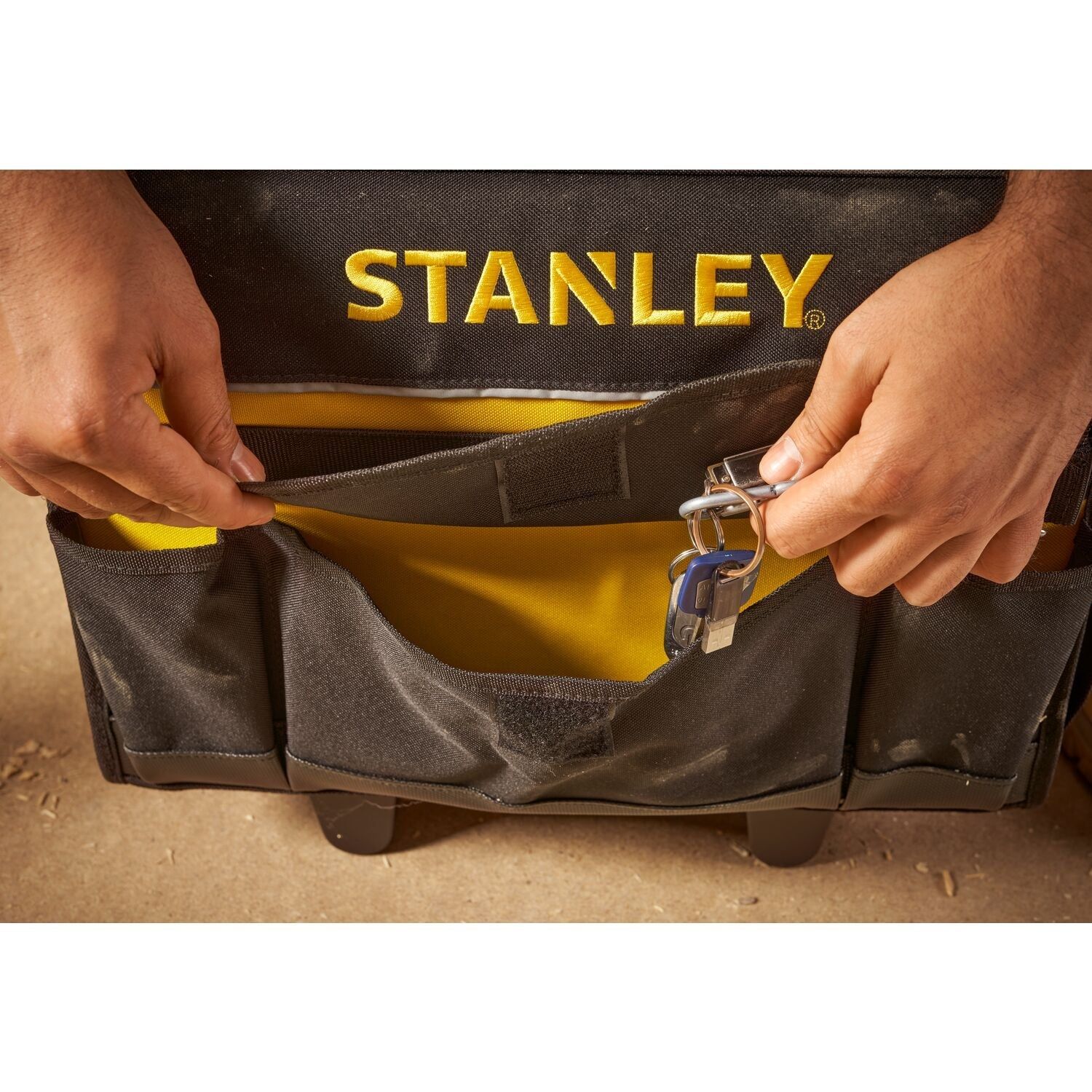 https://api.mastertools.nl/media/catalog/product/cache/4ac98b0d5e81b56bd000310ba88c60e0/s/t/stanley-1-97-515-gereedschaptas-18-met-wielen-1-97-515-3253561975158-mastertools_nl-6.jpg