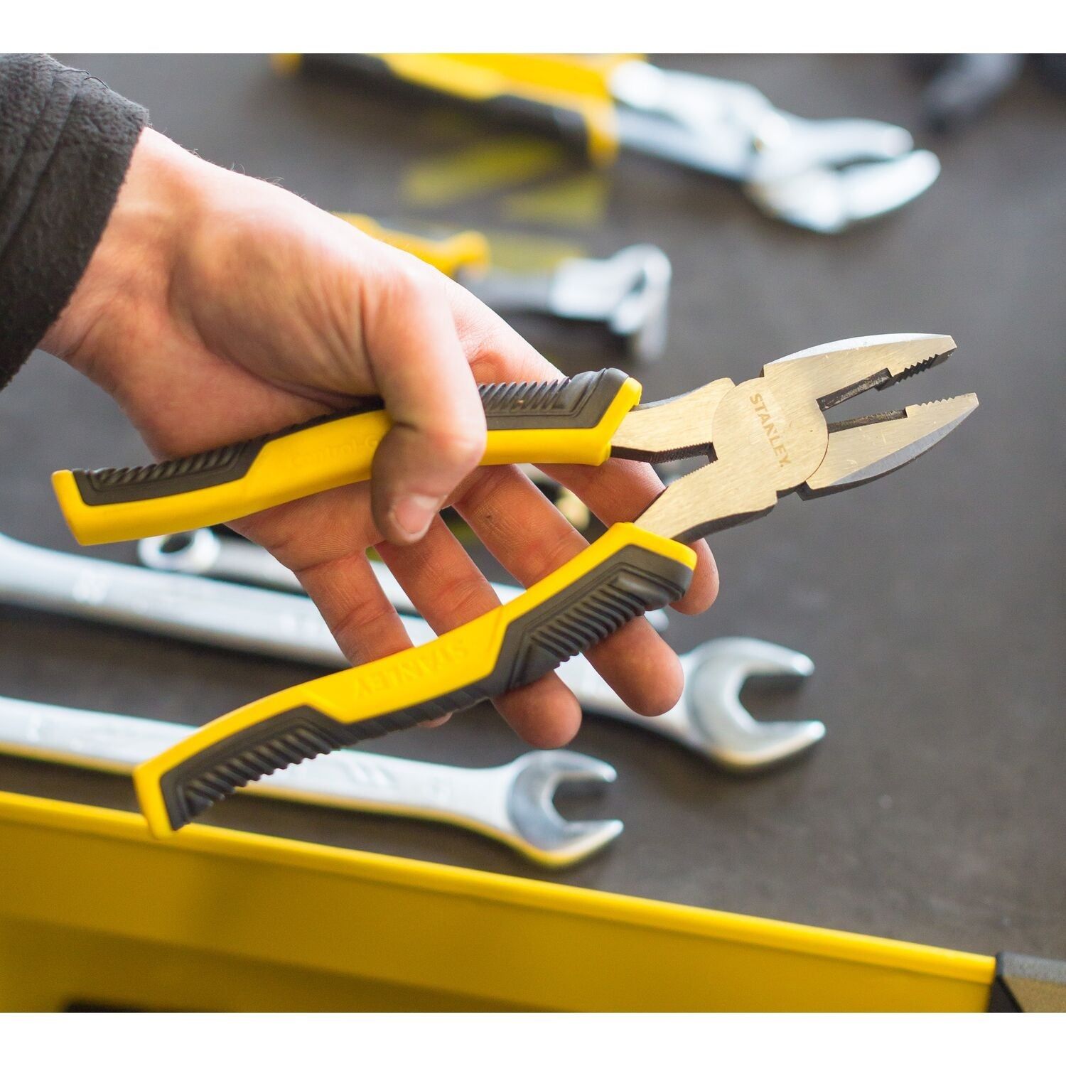 https://api.mastertools.nl/media/catalog/product/cache/4ac98b0d5e81b56bd000310ba88c60e0/s/t/stanley-combinatietang-dynagrip-150mm-stht0-74456-3253560744564-mastertools_nl-5.jpg