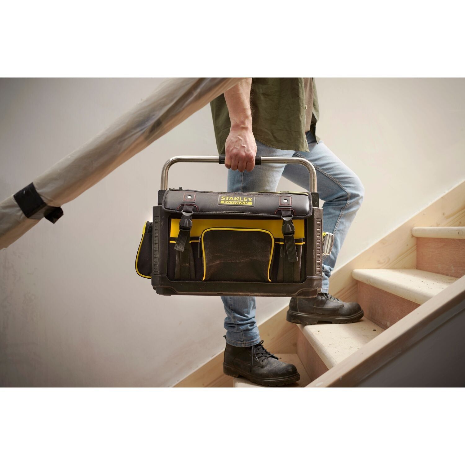 https://api.mastertools.nl/media/catalog/product/cache/4ac98b0d5e81b56bd000310ba88c60e0/s/t/stanley-fatmax-1-79-213-open-gereedschapstas-fp-afsluitbaar-3253561792137-mastertools_nl-4.jpg