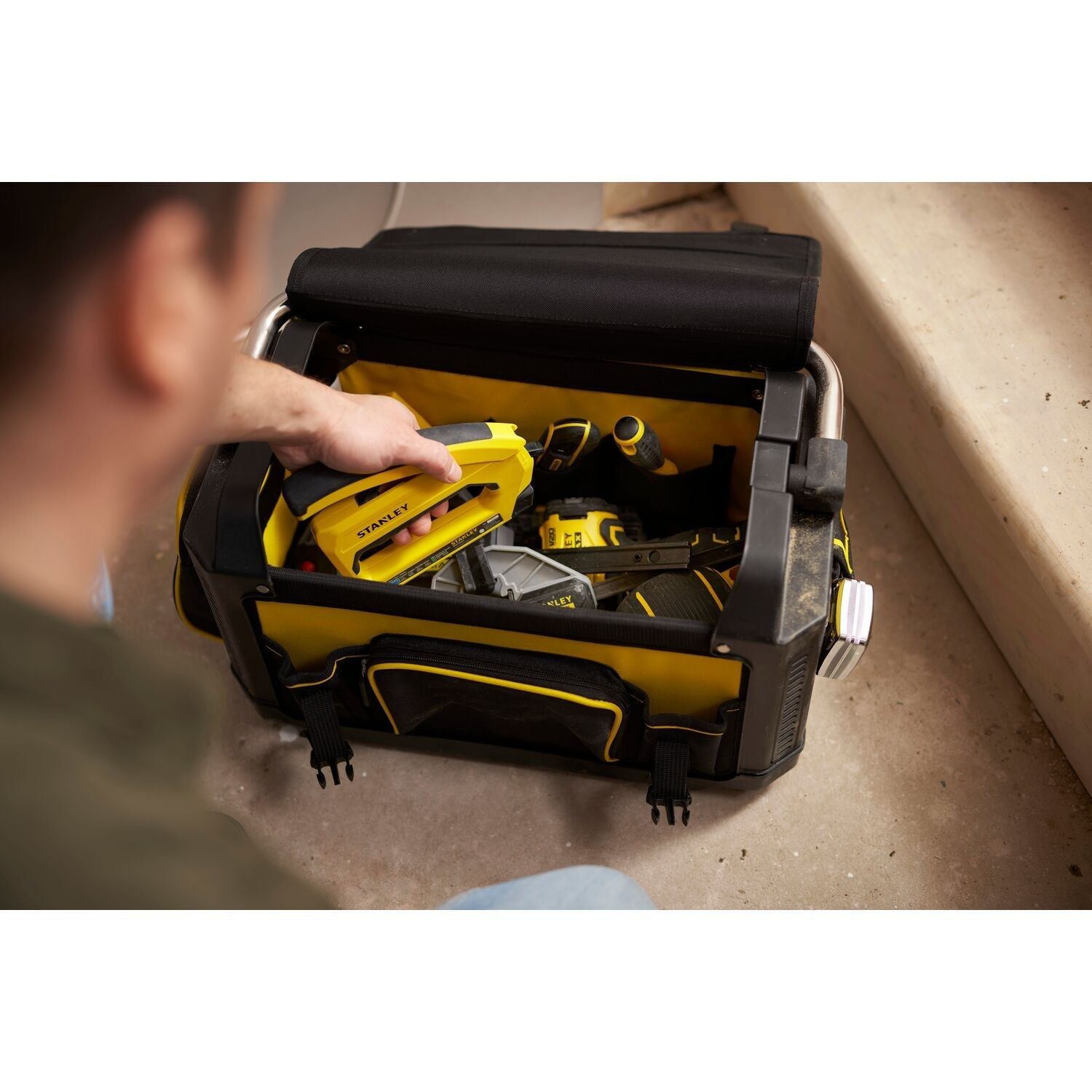 https://api.mastertools.nl/media/catalog/product/cache/4ac98b0d5e81b56bd000310ba88c60e0/s/t/stanley-fatmax-1-79-213-open-gereedschapstas-fp-afsluitbaar-3253561792137-mastertools_nl-5.jpg
