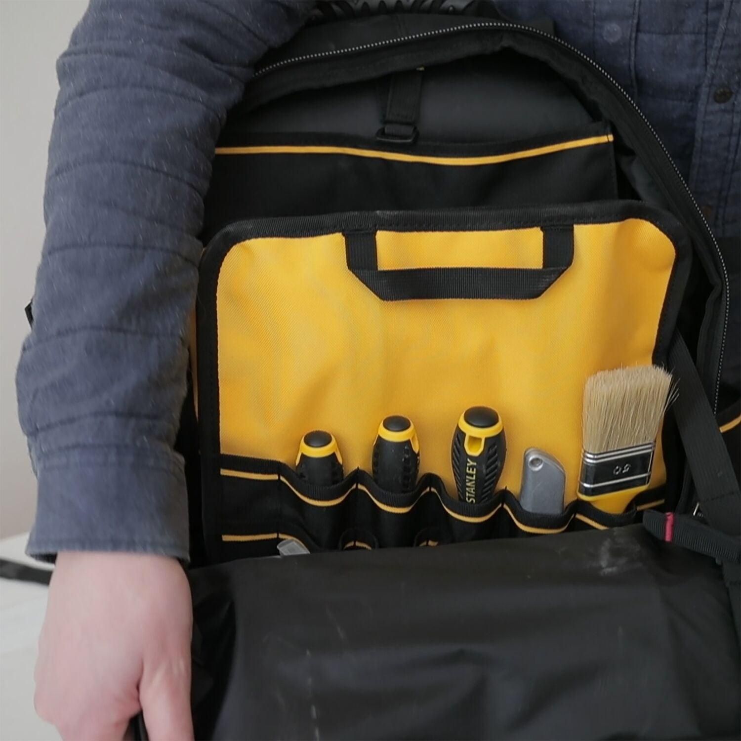 https://api.mastertools.nl/media/catalog/product/cache/4ac98b0d5e81b56bd000310ba88c60e0/s/t/stanley-fatmax-1-95-611-gereedschapsrugzak-3253561956119-mastertools_nl-5.jpg