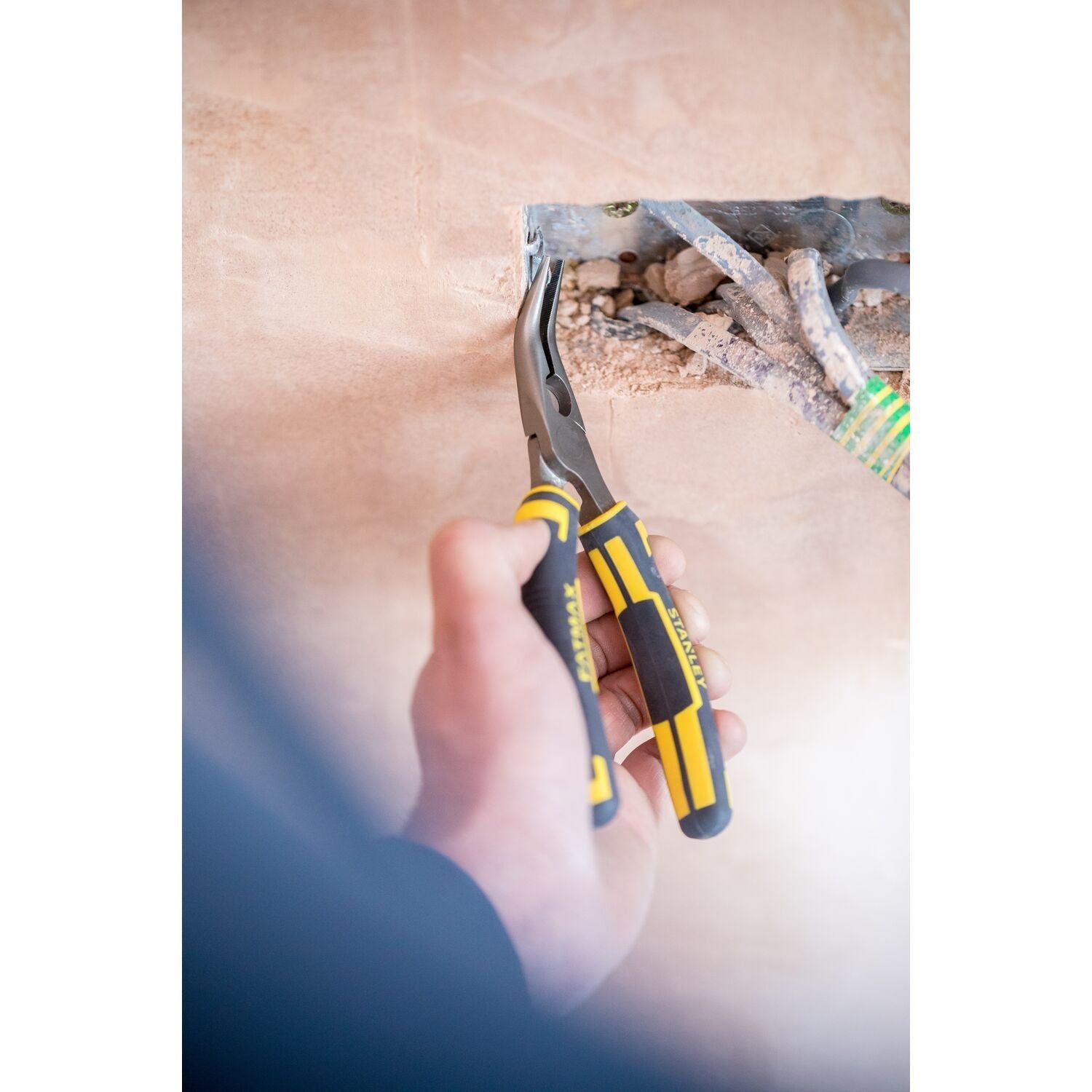 https://api.mastertools.nl/media/catalog/product/cache/4ac98b0d5e81b56bd000310ba88c60e0/s/t/stanley-fatmax-fat-0-89-871-gebogen-telefoontang-3253560898717-mastertools_nl-4.jpg