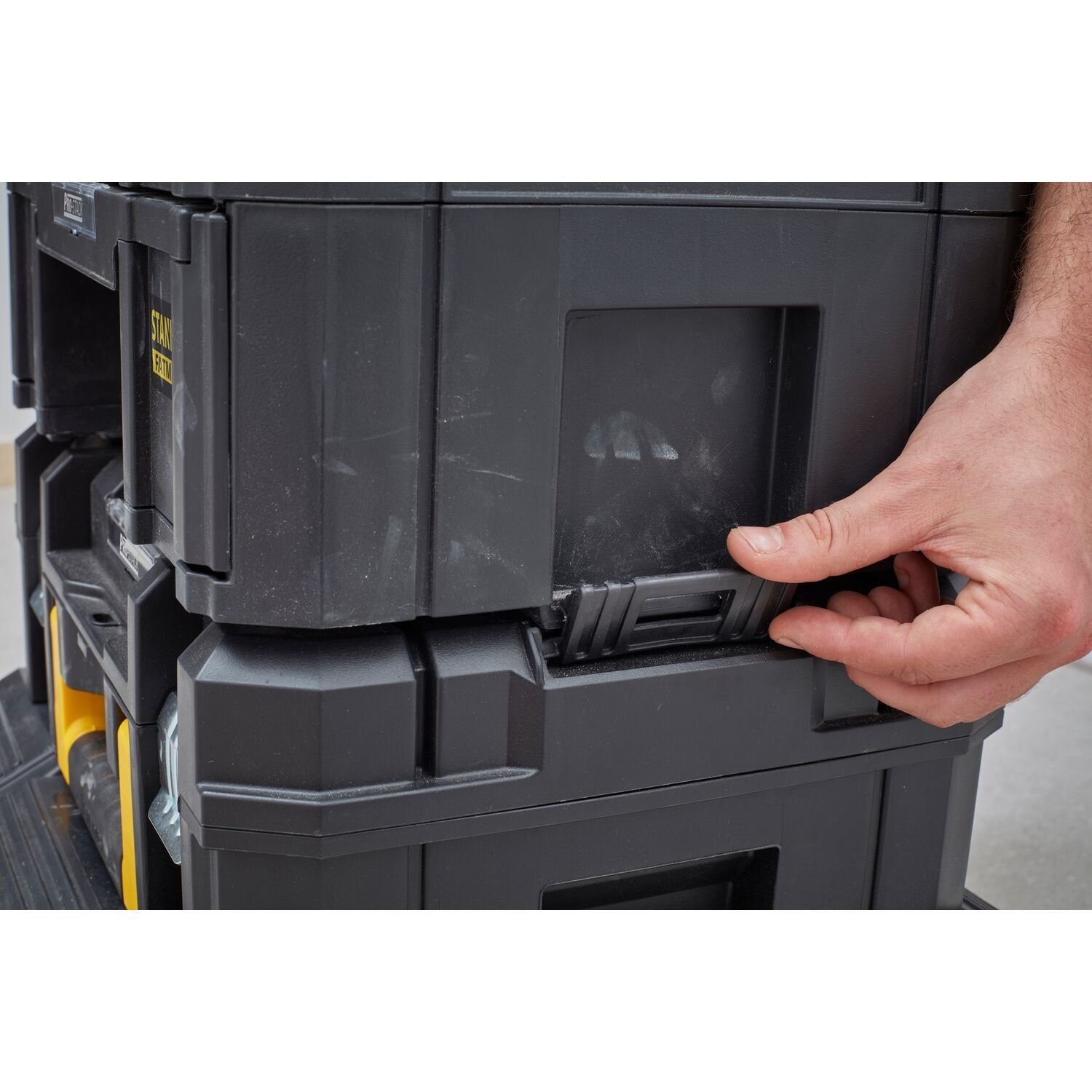 https://api.mastertools.nl/media/catalog/product/cache/4ac98b0d5e81b56bd000310ba88c60e0/s/t/stanley-fatmax-fmst1-71966-pro-stack-ii-gereedschapskoffer-fmst1-71966-3253561719660-mastertools_nl-6.jpg