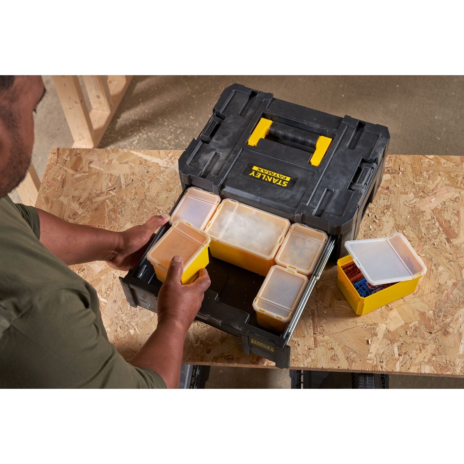 https://api.mastertools.nl/media/catalog/product/cache/4ac98b0d5e81b56bd000310ba88c60e0/s/t/stanley-fatmax-fmst1-71968-pro-stack-iii-diep-lade-gereedschapskoffer-fmst1-71968-3253561719684-mastertools_nl-4.jpg