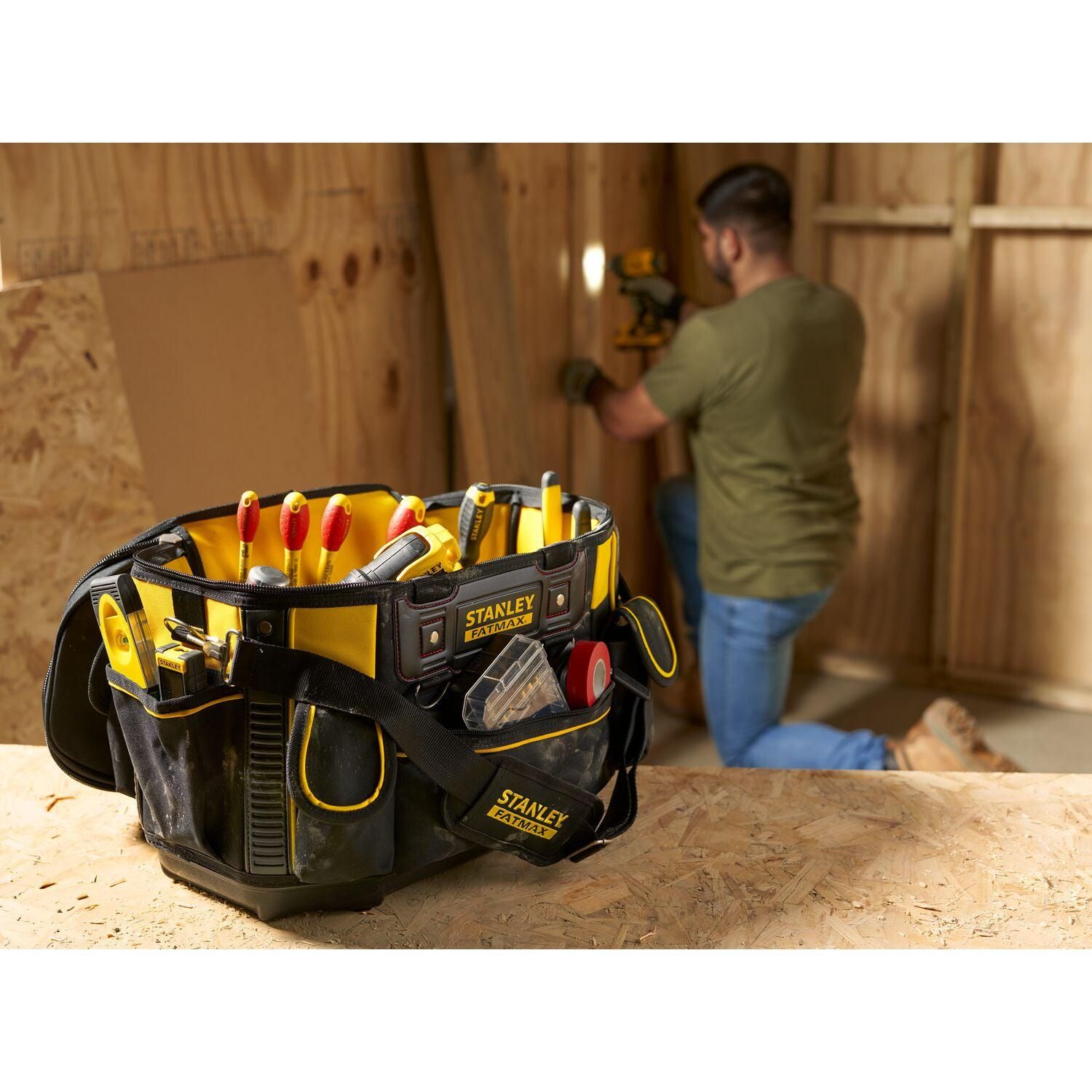 https://api.mastertools.nl/media/catalog/product/cache/4ac98b0d5e81b56bd000310ba88c60e0/s/t/stanley-fatmax-fsmst1-70749-stevige-ronde-gereedschapstas-18-3253561707490-mastertools_nl-4.jpg
