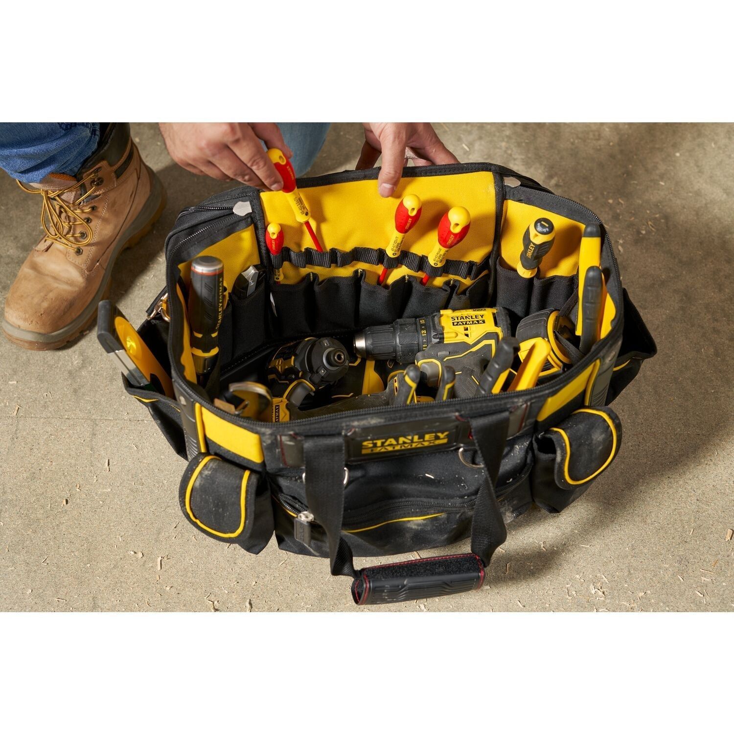 https://api.mastertools.nl/media/catalog/product/cache/4ac98b0d5e81b56bd000310ba88c60e0/s/t/stanley-fatmax-fsmst1-70749-stevige-ronde-gereedschapstas-18-3253561707490-mastertools_nl-7.jpg