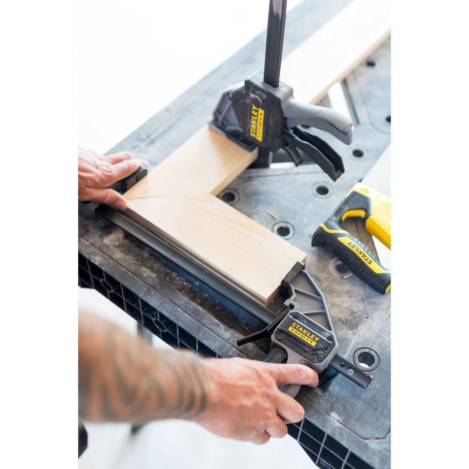 https://api.mastertools.nl/media/catalog/product/cache/4ac98b0d5e81b56bd000310ba88c60e0/s/t/stanley-fatmax-vouwbare-werktafel-capaciteit-450-kilo-3253561756726-mastertools_nl-8.jpg