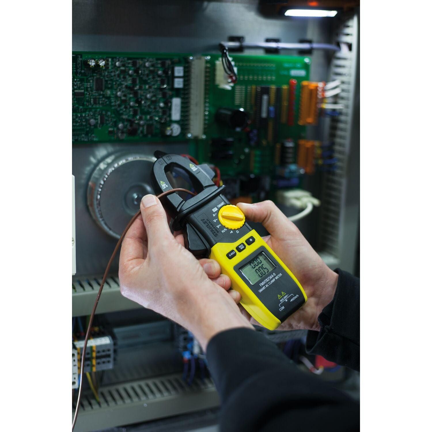 https://api.mastertools.nl/media/catalog/product/cache/4ac98b0d5e81b56bd000310ba88c60e0/s/t/stanley-fmht82564-0-fatmax-digitale-multimeter-smart-clamp-3253560825645-mastertools_nl-4.jpg