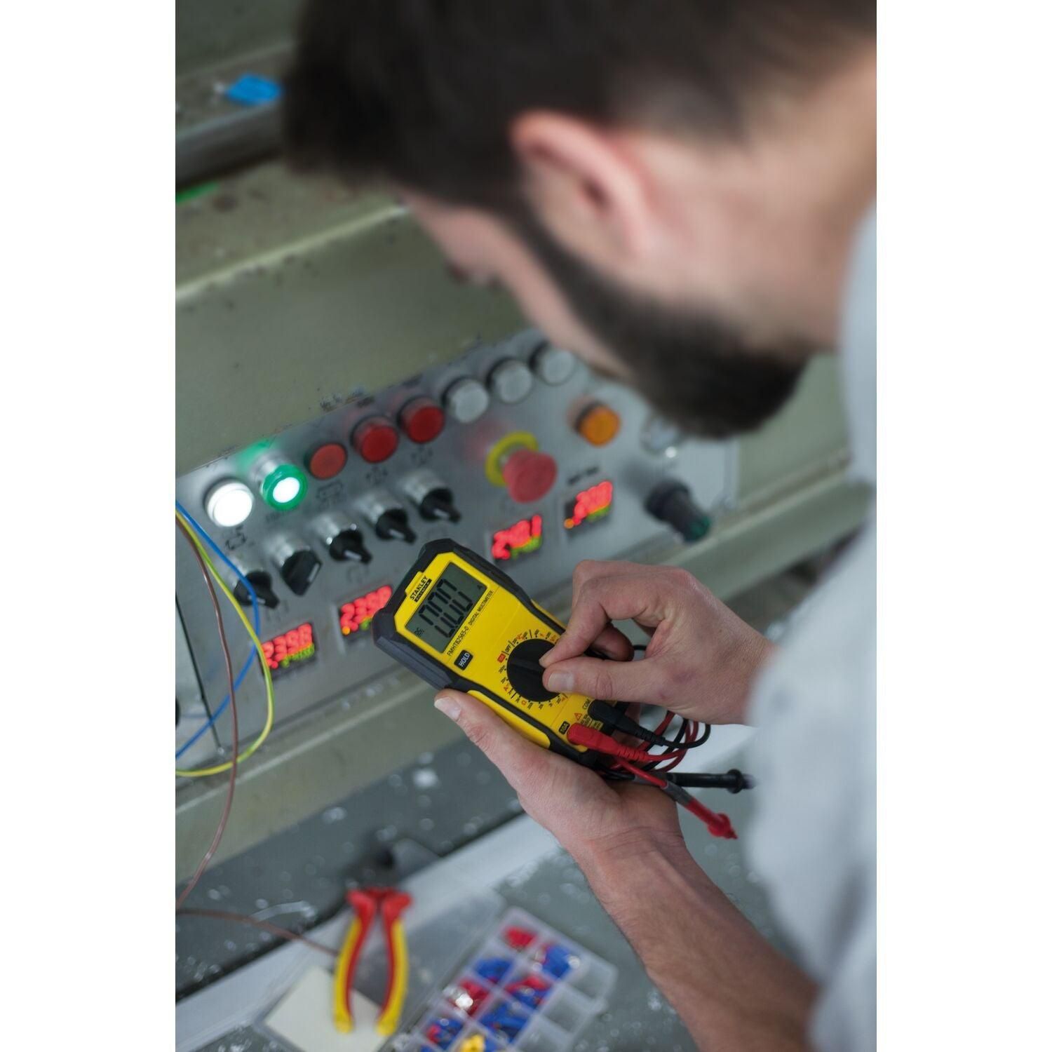 https://api.mastertools.nl/media/catalog/product/cache/4ac98b0d5e81b56bd000310ba88c60e0/s/t/stanley-fmht82565-0-fatmax-digitale-multimeter-3253560825652-mastertools_nl-3.jpg