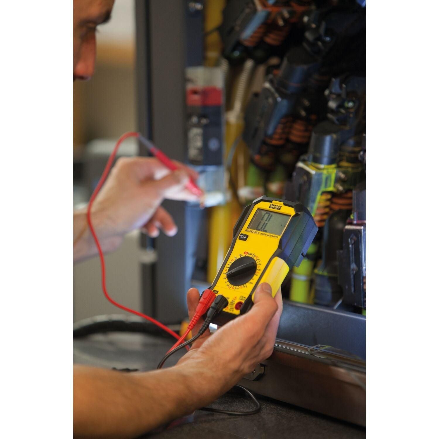 https://api.mastertools.nl/media/catalog/product/cache/4ac98b0d5e81b56bd000310ba88c60e0/s/t/stanley-fmht82565-0-fatmax-digitale-multimeter-3253560825652-mastertools_nl-4.jpg